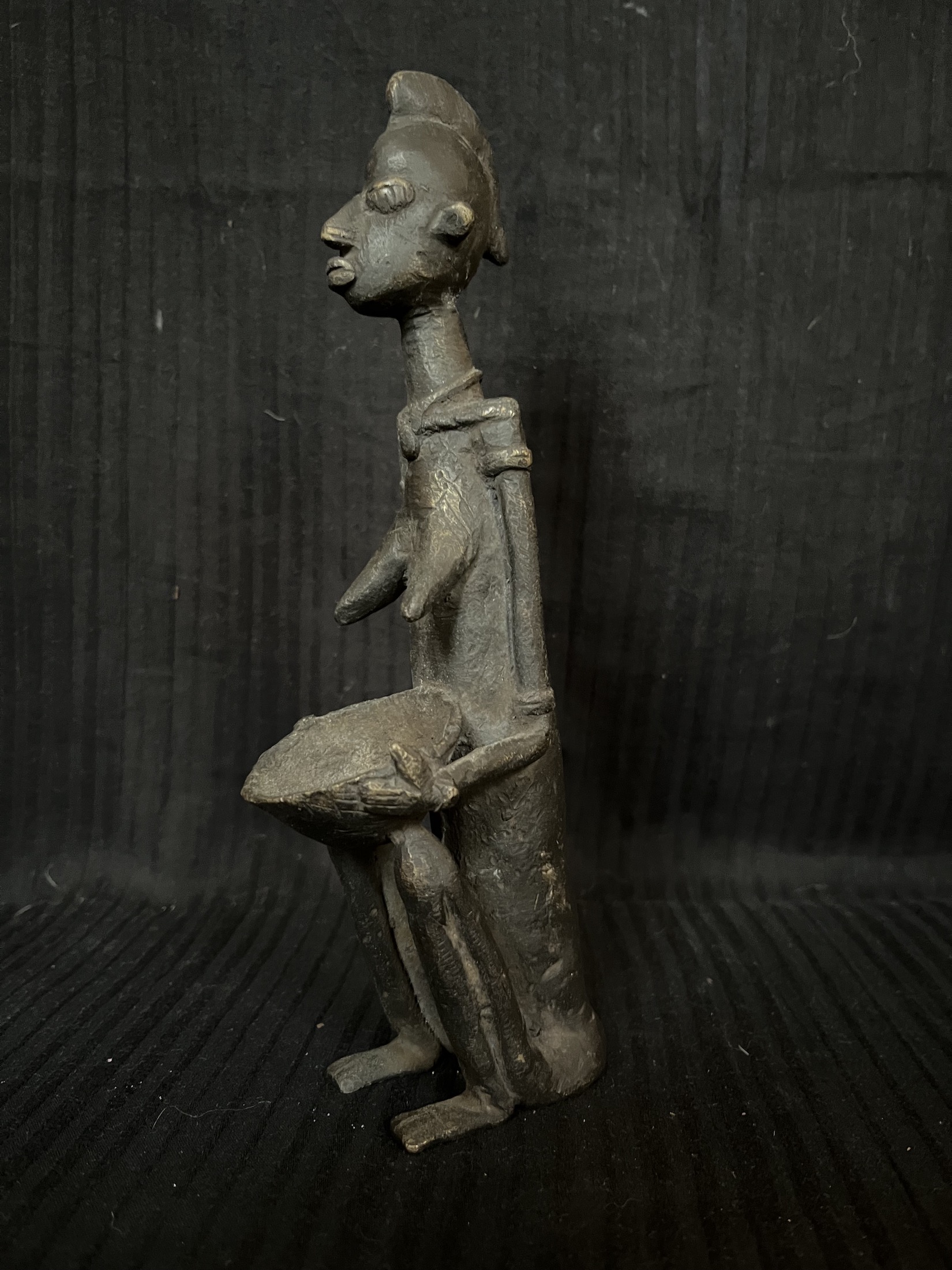 Photo 2 — Statuette féminine agenouillée portant un récipient — Bambara, Mali — Art tribal Africain