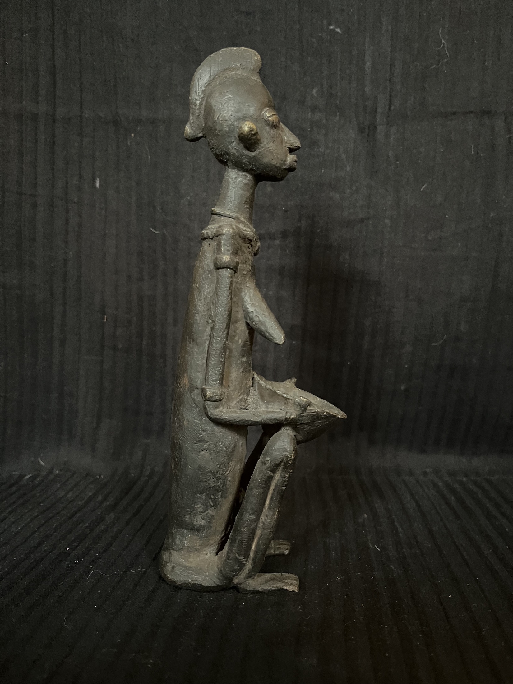 Photo 4 — Statuette féminine agenouillée portant un récipient — Bambara, Mali — Art tribal Africain