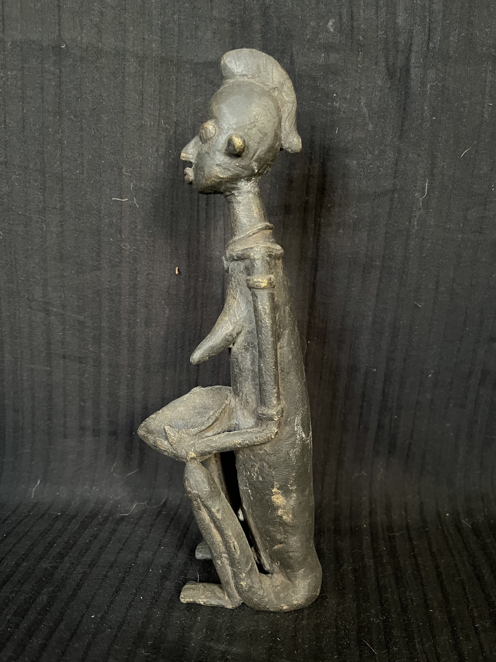 Photo 8 — Statuette féminine agenouillée portant un récipient — Bambara, Mali — Art tribal Africain