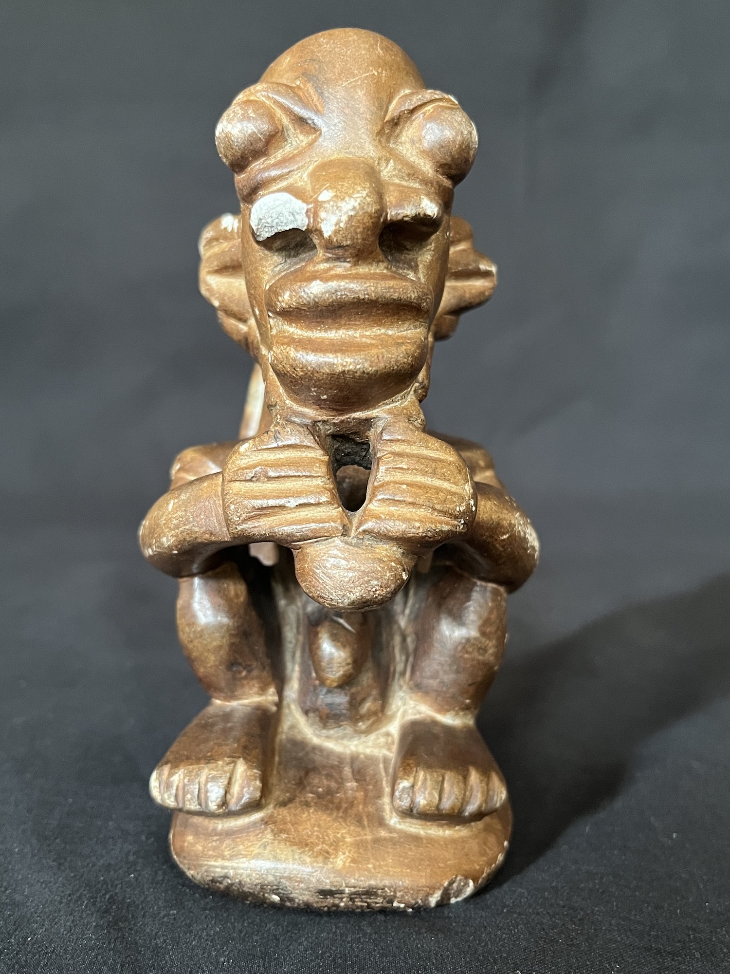 Homme se carressant la barbe — Kissi, Sierra Leone — Art tribal Africain