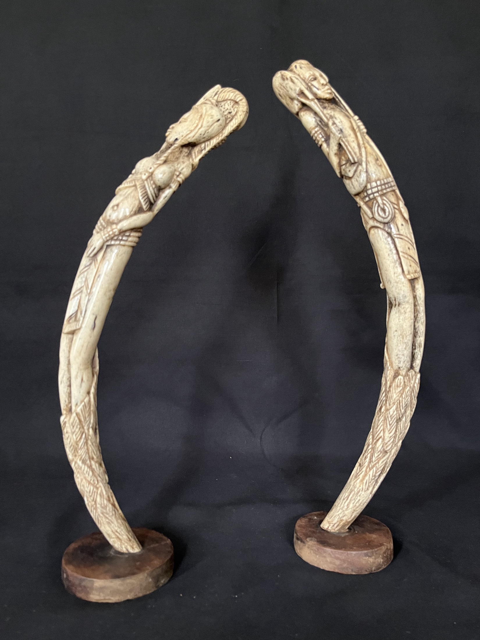 Photo 3 — Paire Homme chasseur et Femme dansant. Couple dansant — Baoulé, Côte d’Ivoire — Art tribal Africain