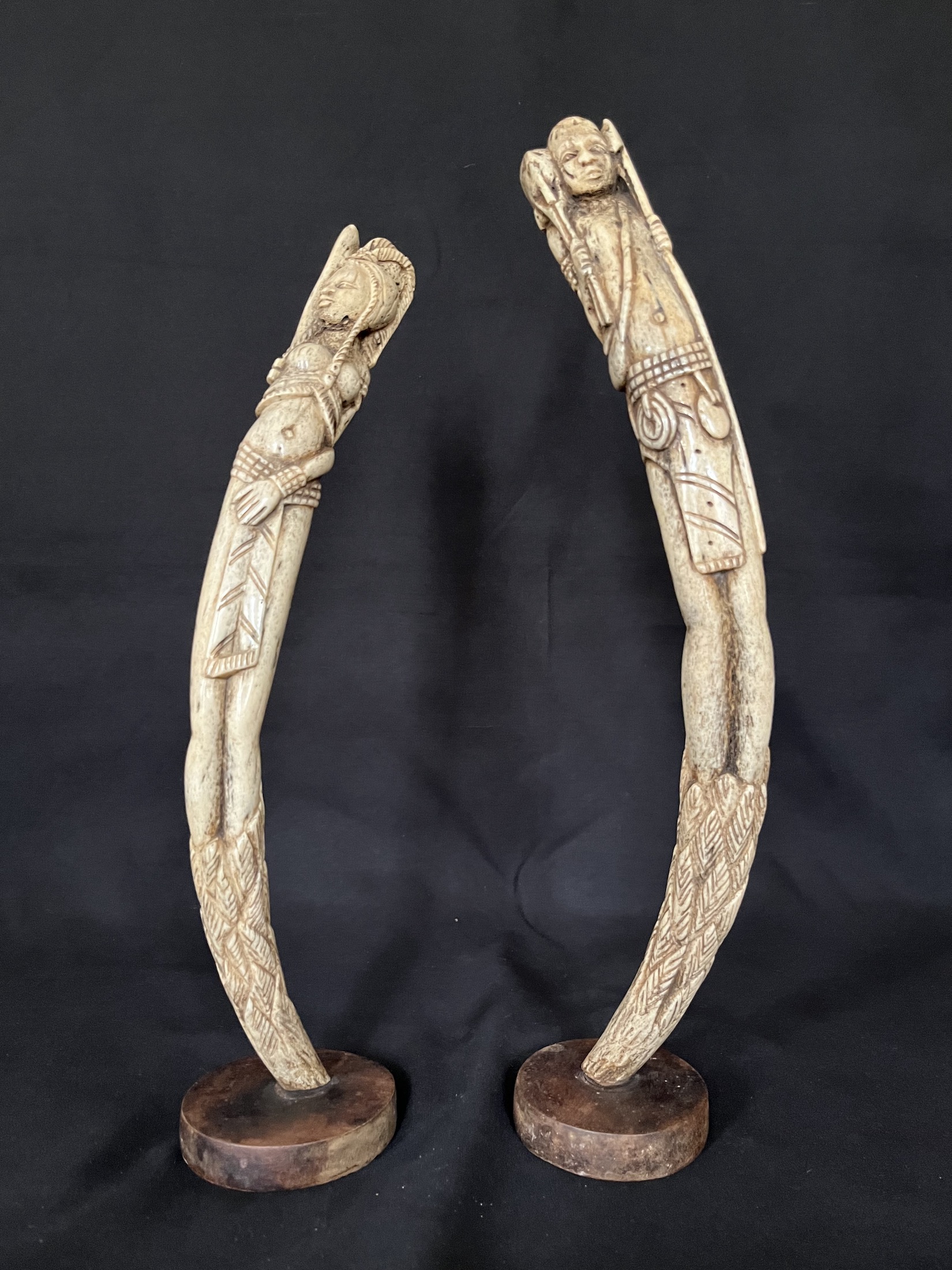 Photo 4 — Paire Homme chasseur et Femme dansant. Couple dansant — Baoulé, Côte d’Ivoire — Art tribal Africain