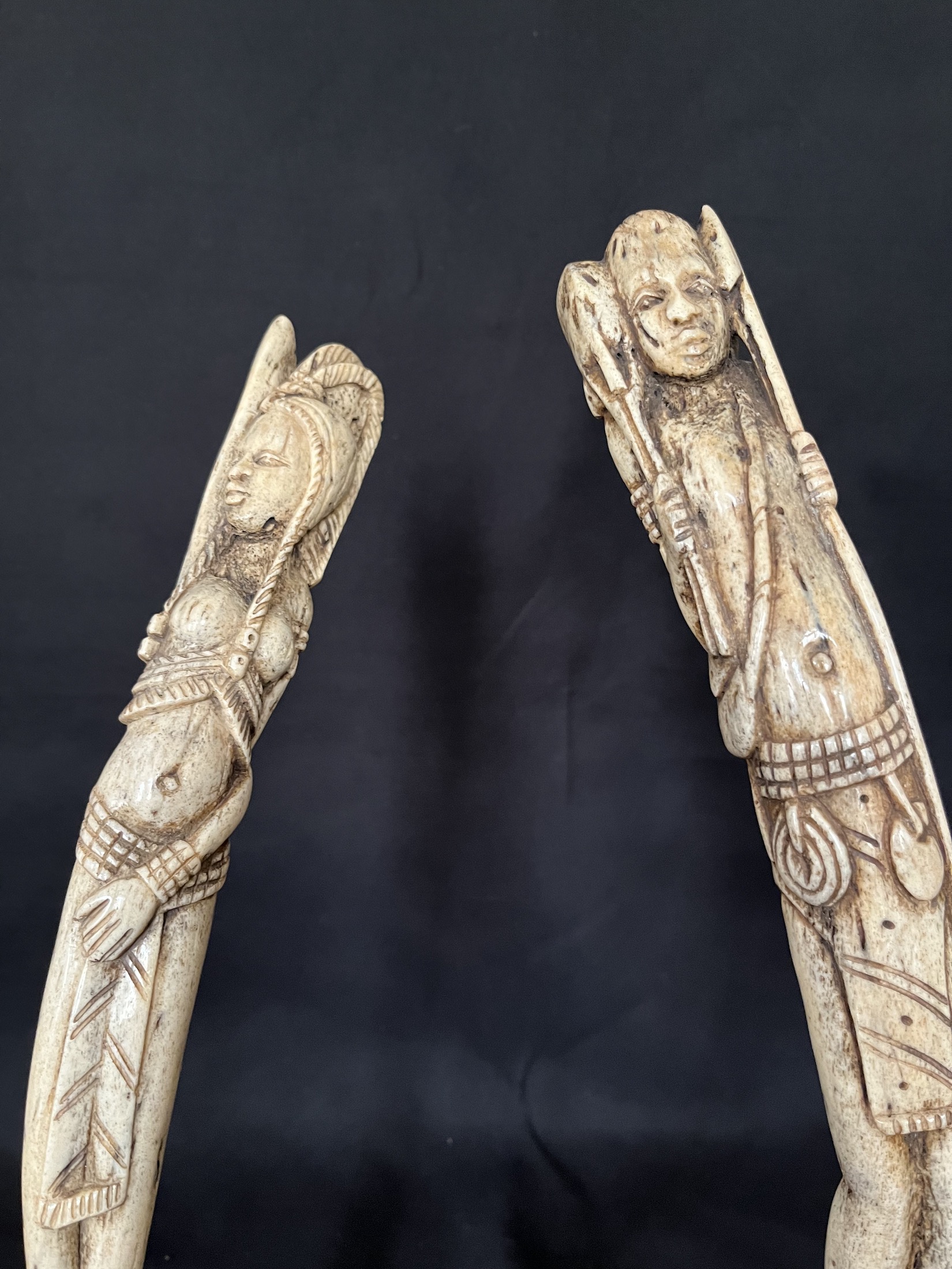 Photo 5 — Paire Homme chasseur et Femme dansant. Couple dansant — Baoulé, Côte d’Ivoire — Art tribal Africain