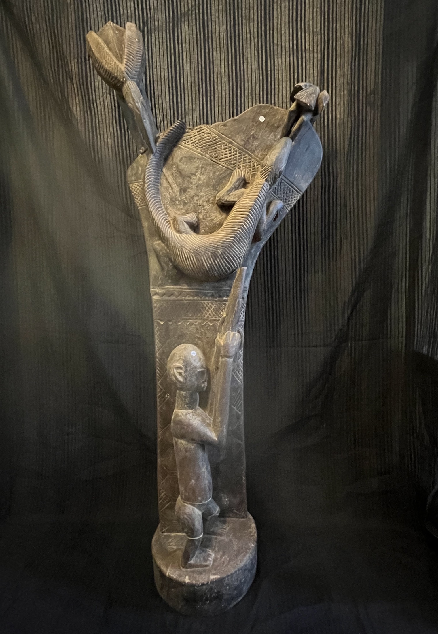 Poteau sculpté Dogon – Chasseur, caméléon et oiseaux — dogon, Mali — Art tribal Africain