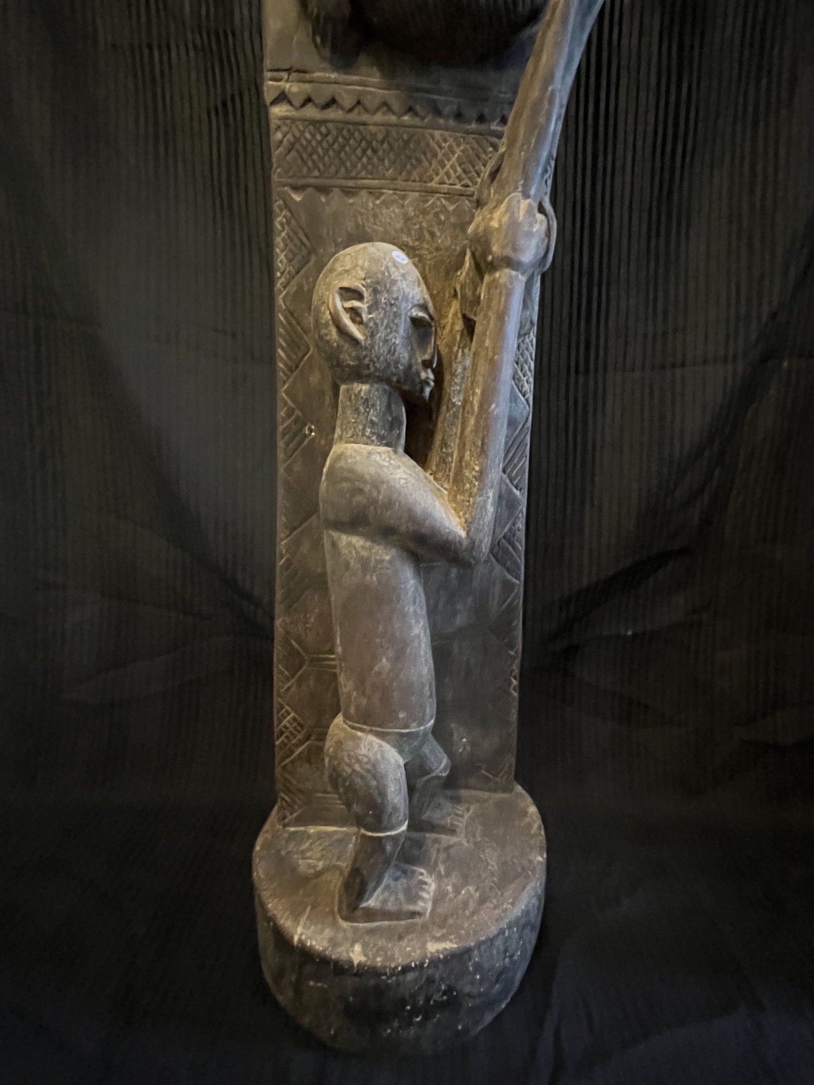 Photo 2 — Poteau sculpté Dogon – Chasseur, caméléon et oiseaux — dogon, Mali — Art tribal Africain