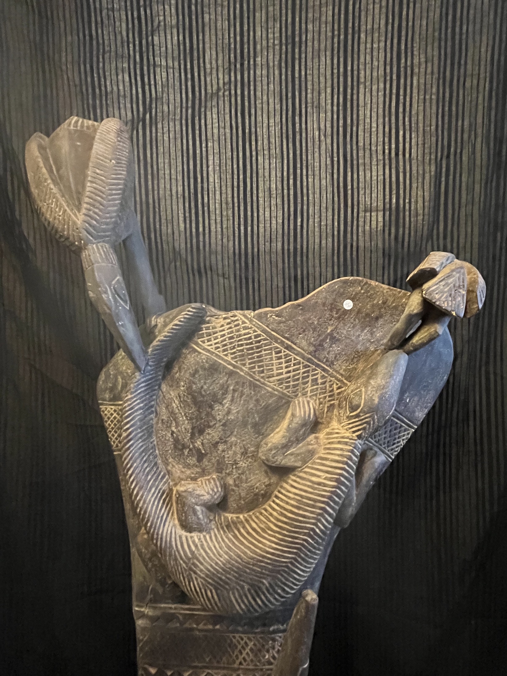 Photo 3 — Poteau sculpté Dogon – Chasseur, caméléon et oiseaux — dogon, Mali — Art tribal Africain