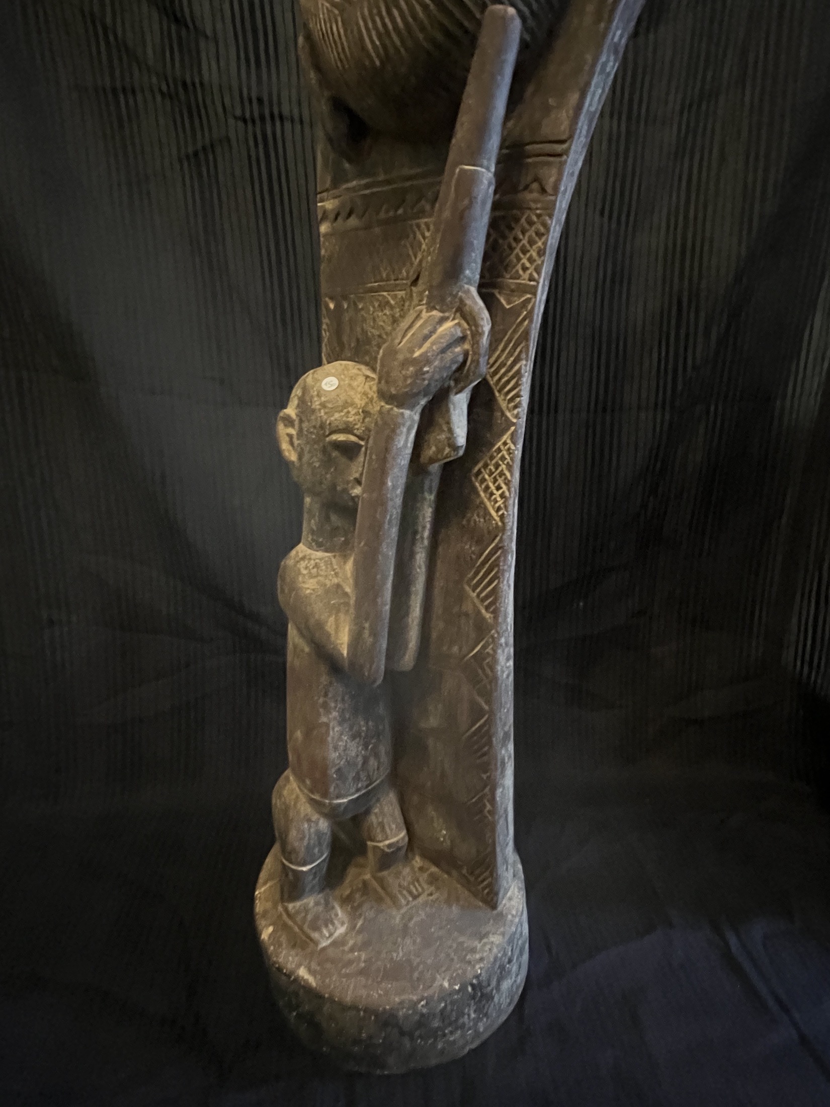 Photo 5 — Poteau sculpté Dogon – Chasseur, caméléon et oiseaux — dogon, Mali — Art tribal Africain