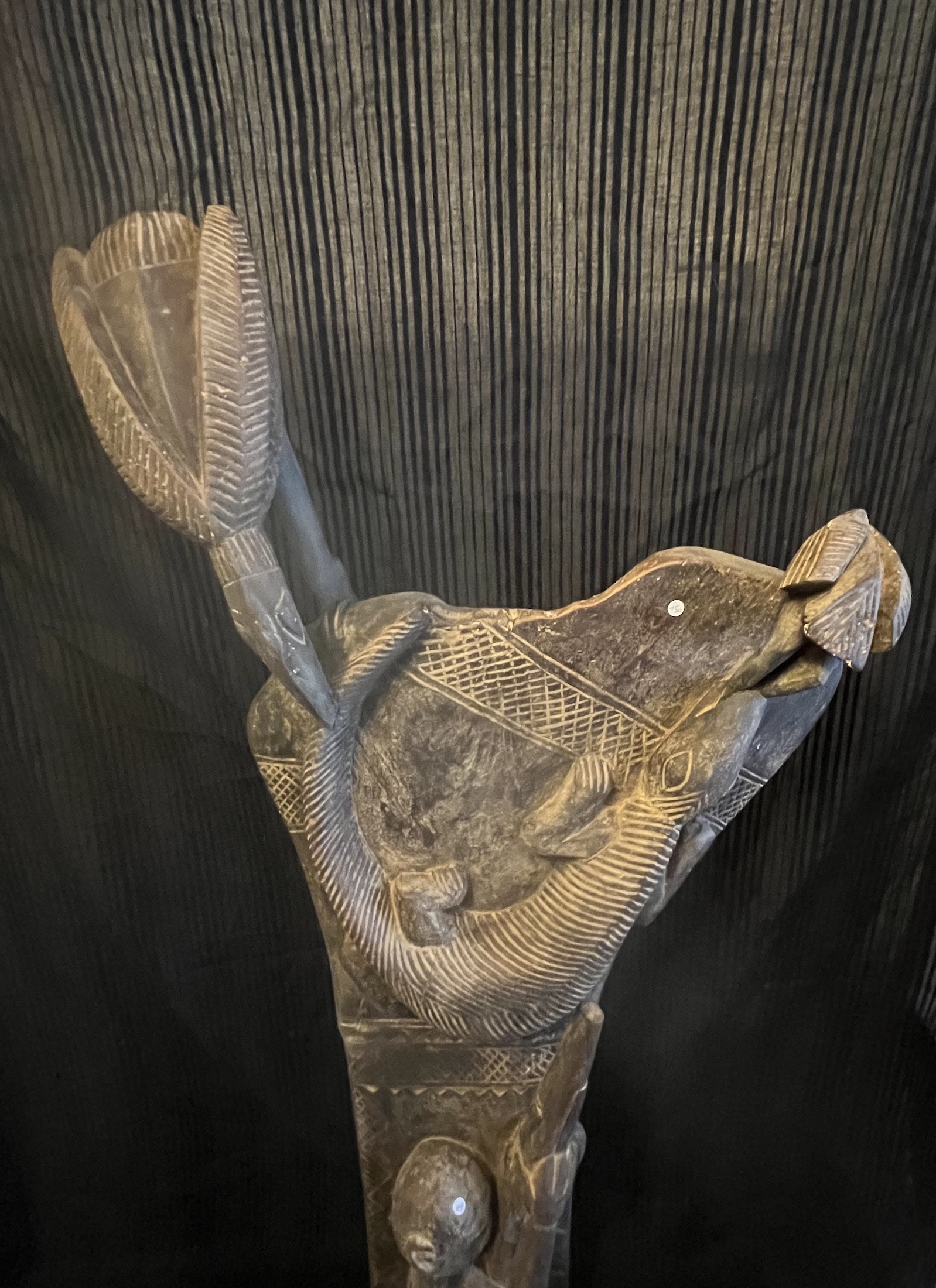 Photo 10 — Poteau sculpté Dogon – Chasseur, caméléon et oiseaux — dogon, Mali — Art tribal Africain