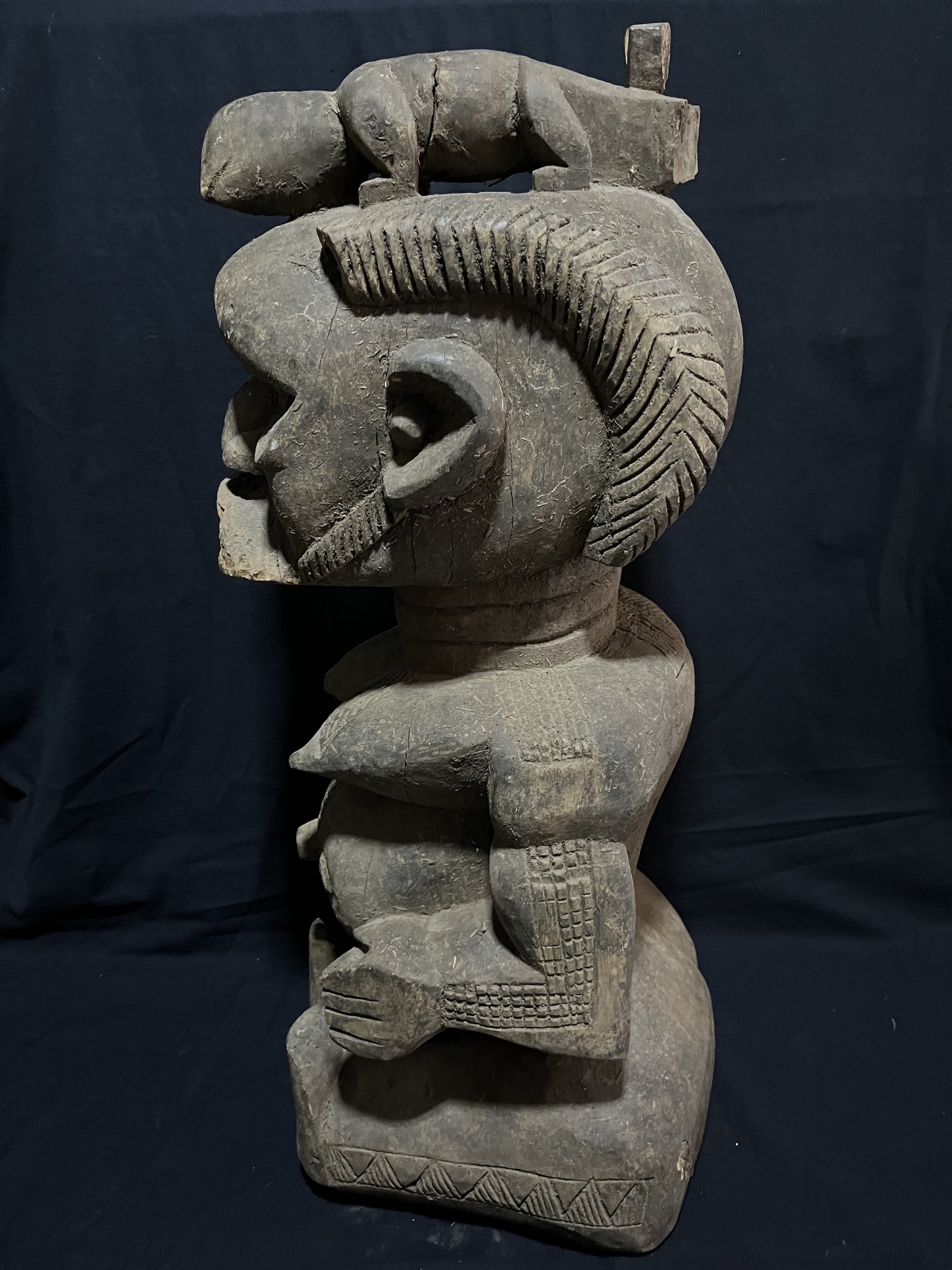 Photo 2 — Statue – Figure Protectrice Féminine avec Lézard  — Toma, Guinée/Libéria — Art tribal Africain