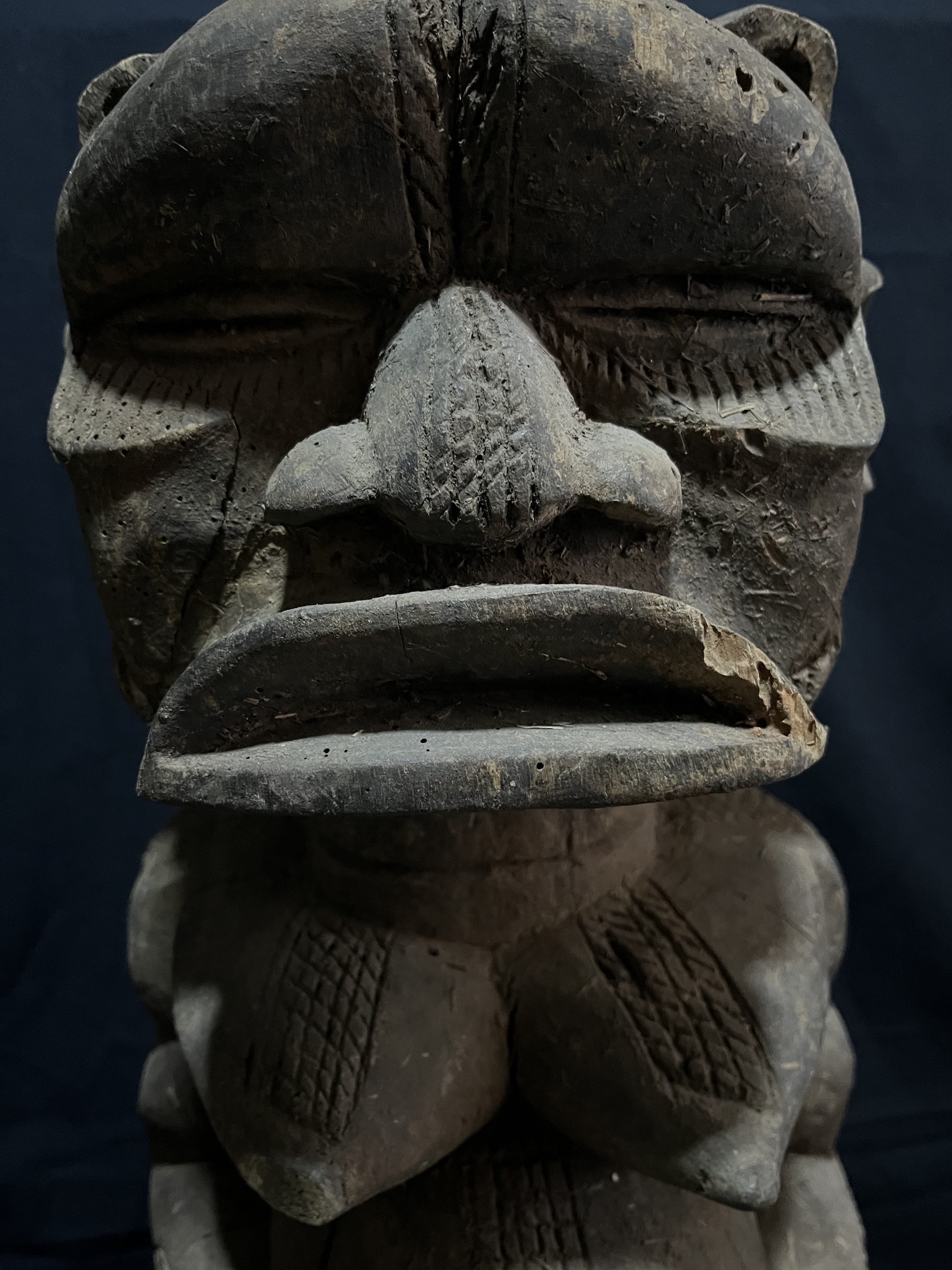 Photo 6 — Statue – Figure Protectrice Féminine avec Lézard  — Toma, Guinée/Libéria — Art tribal Africain