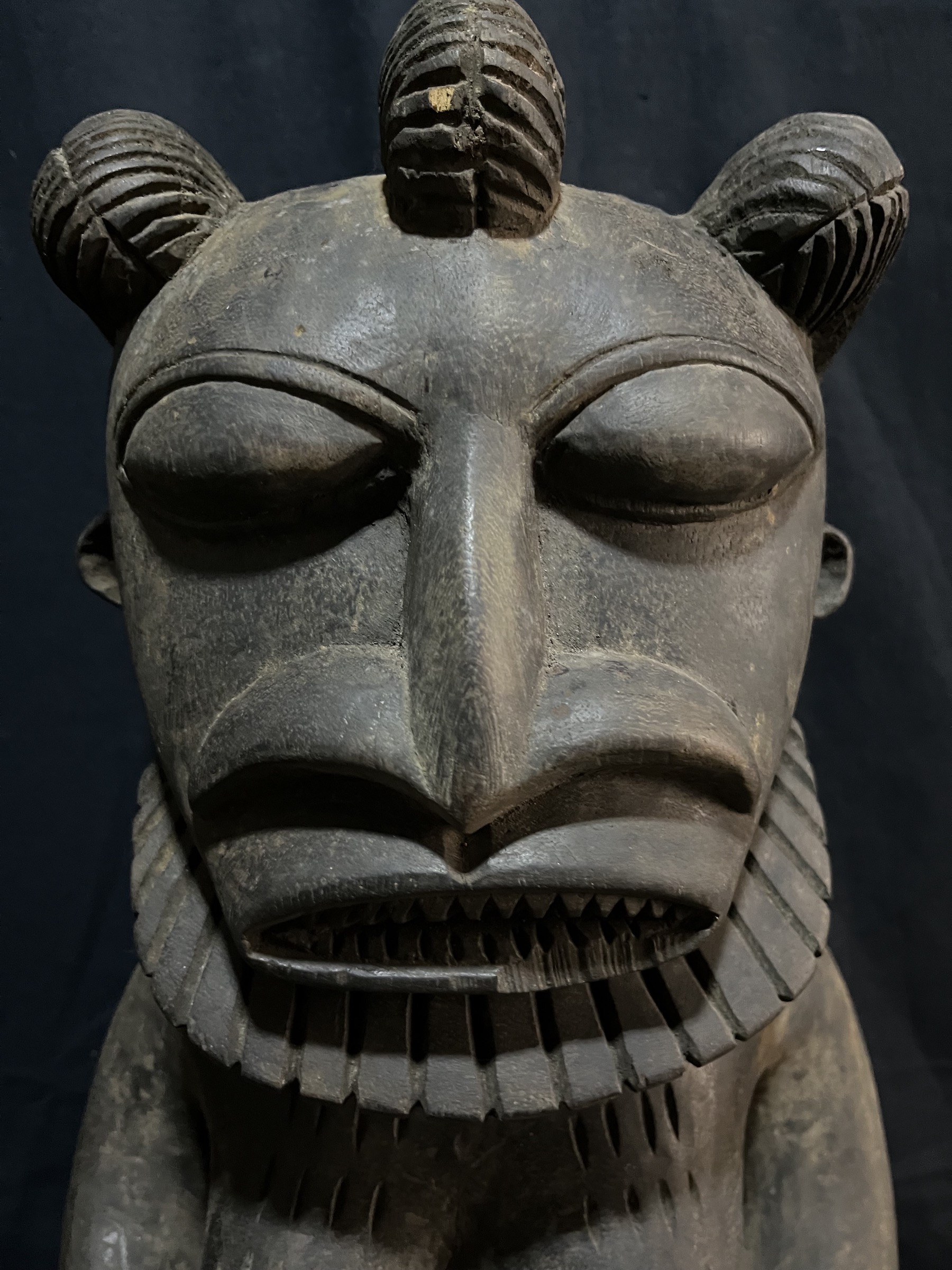 Photo 2 — Statue anthropomorphe barbu — Toma, Guinée/Libéria — Art tribal Africain