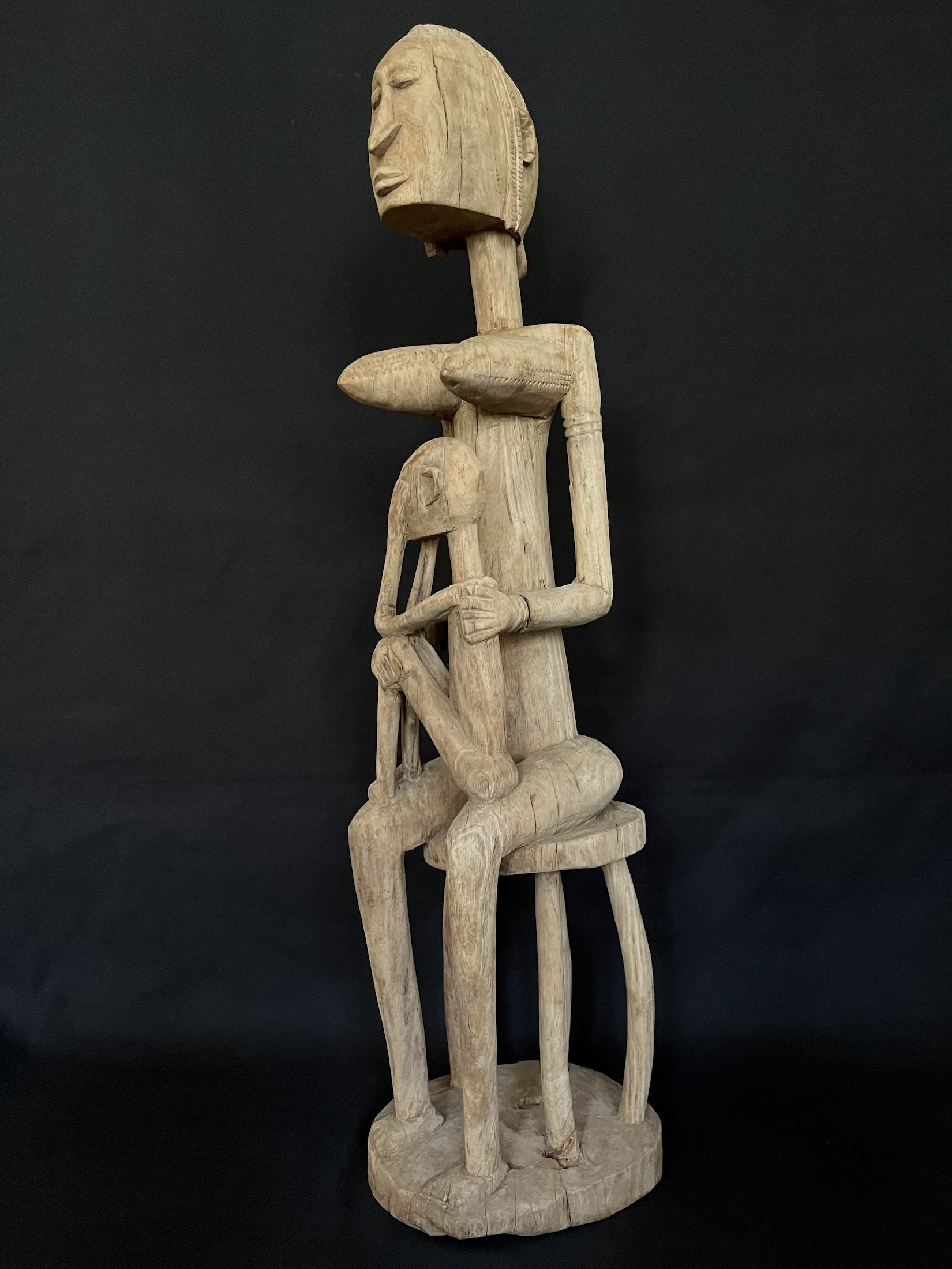 Femme portant son enfant sur les genenoux — Dogon, Mali — Art tribal Africain