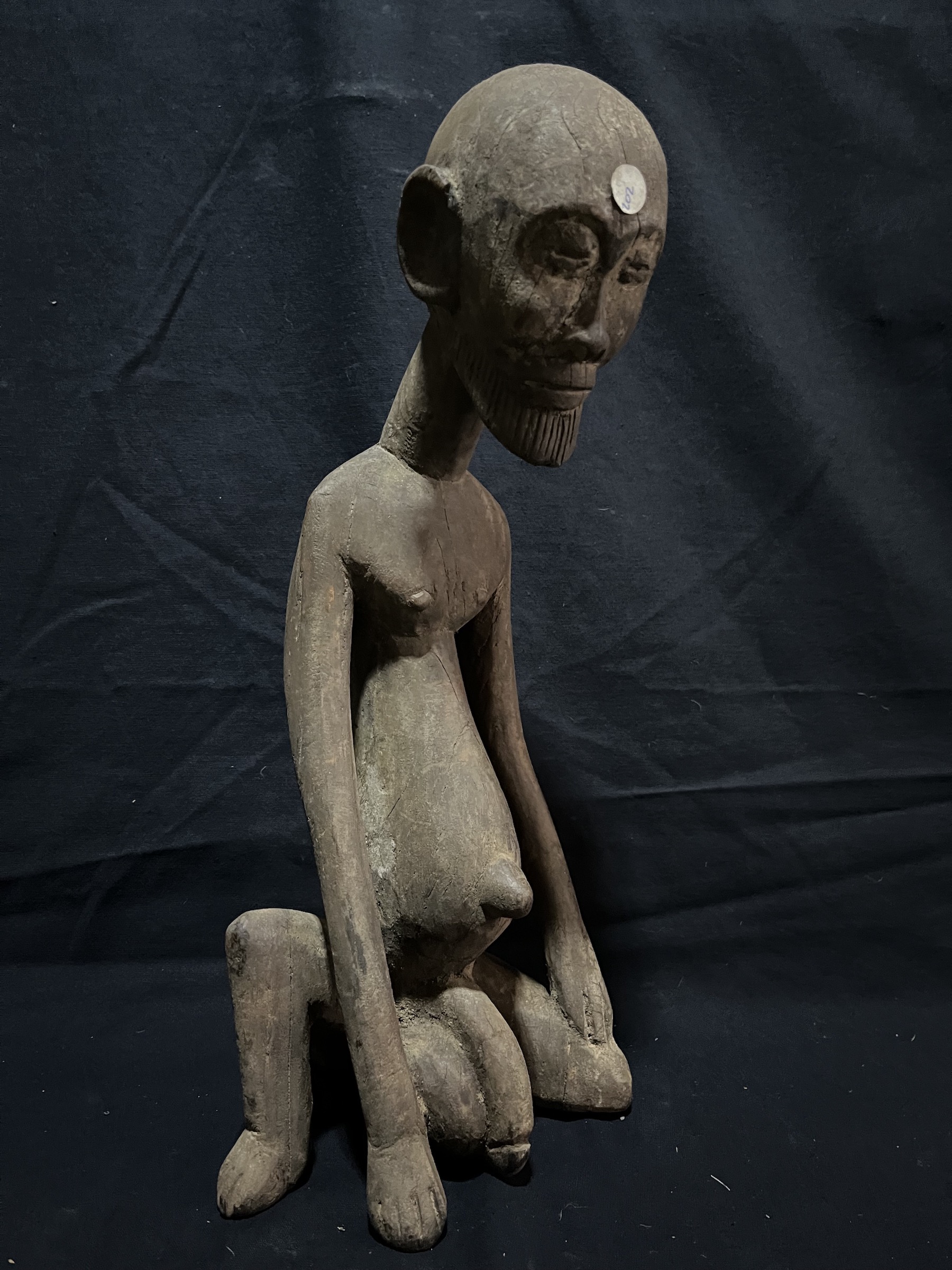 Statue Dogon du Vieil Homme Inclinée — Dogon, Mali — Art tribal Africain