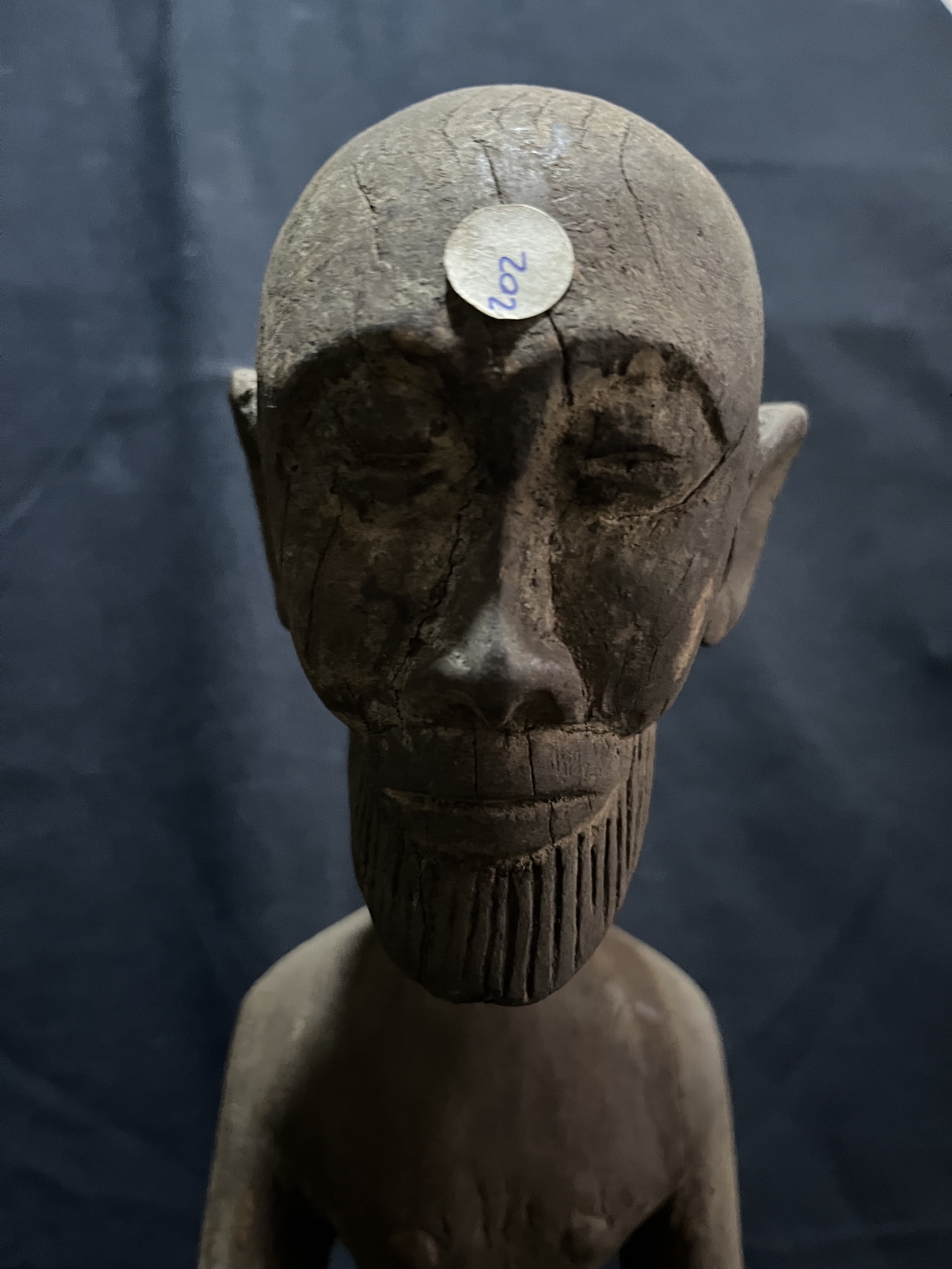 Photo 3 — Statue Dogon du Vieil Homme Inclinée — Dogon, Mali — Art tribal Africain