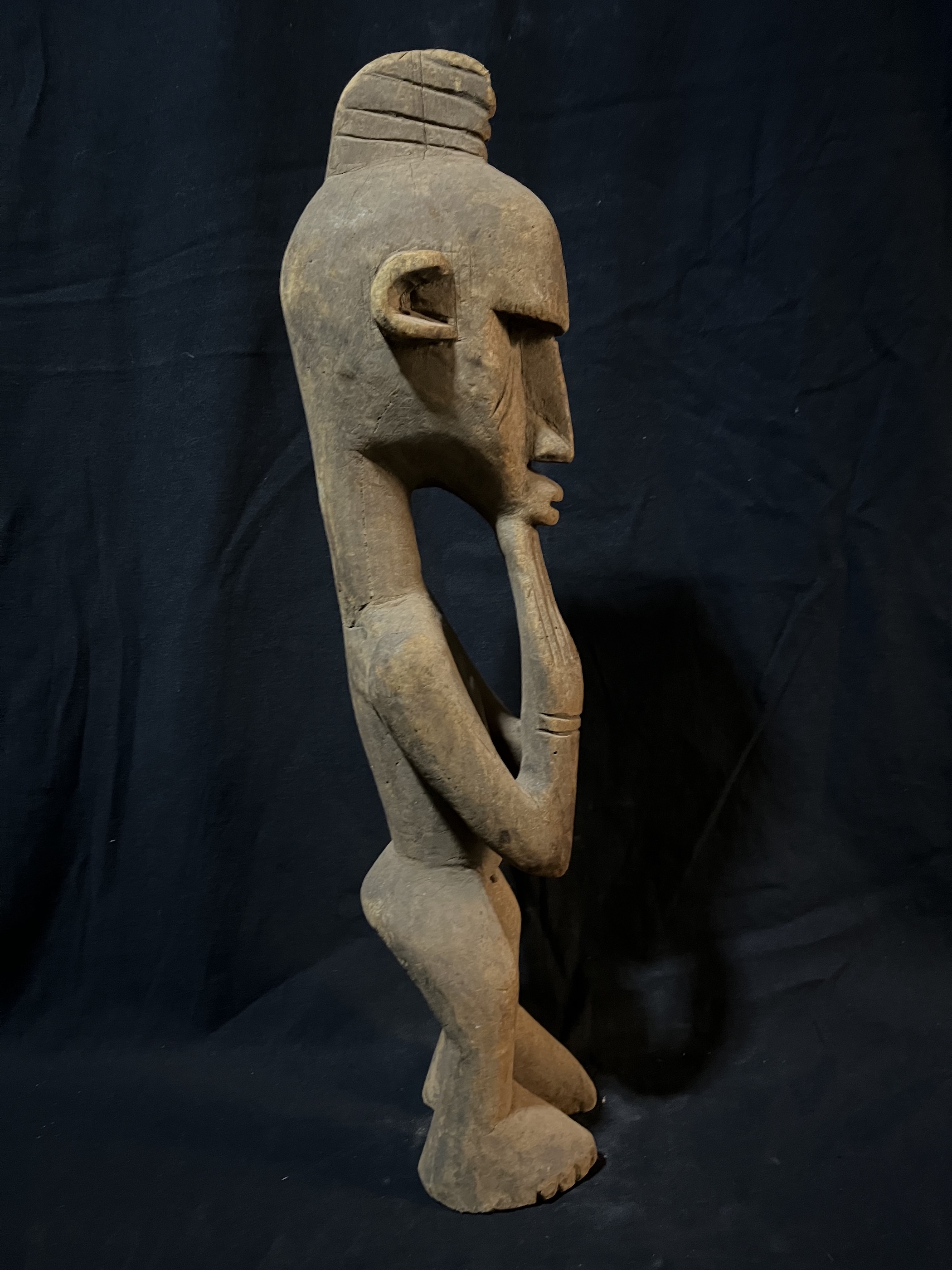 Photo 3 — Statue Dogon « L’Ancêtre Méditatif » — Dogon, Mali — Art tribal Africain