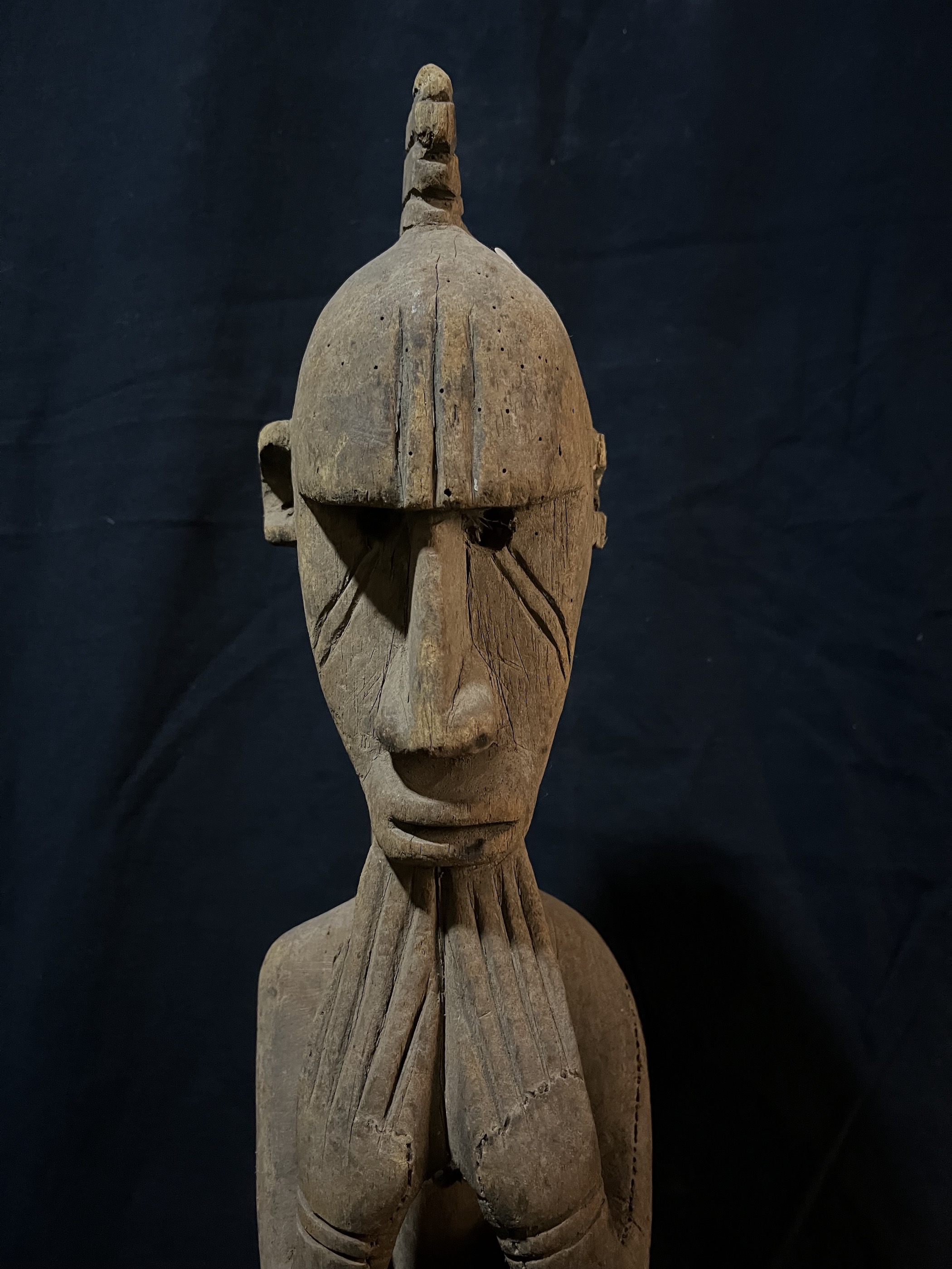 Photo 5 — Statue Dogon « L’Ancêtre Méditatif » — Dogon, Mali — Art tribal Africain