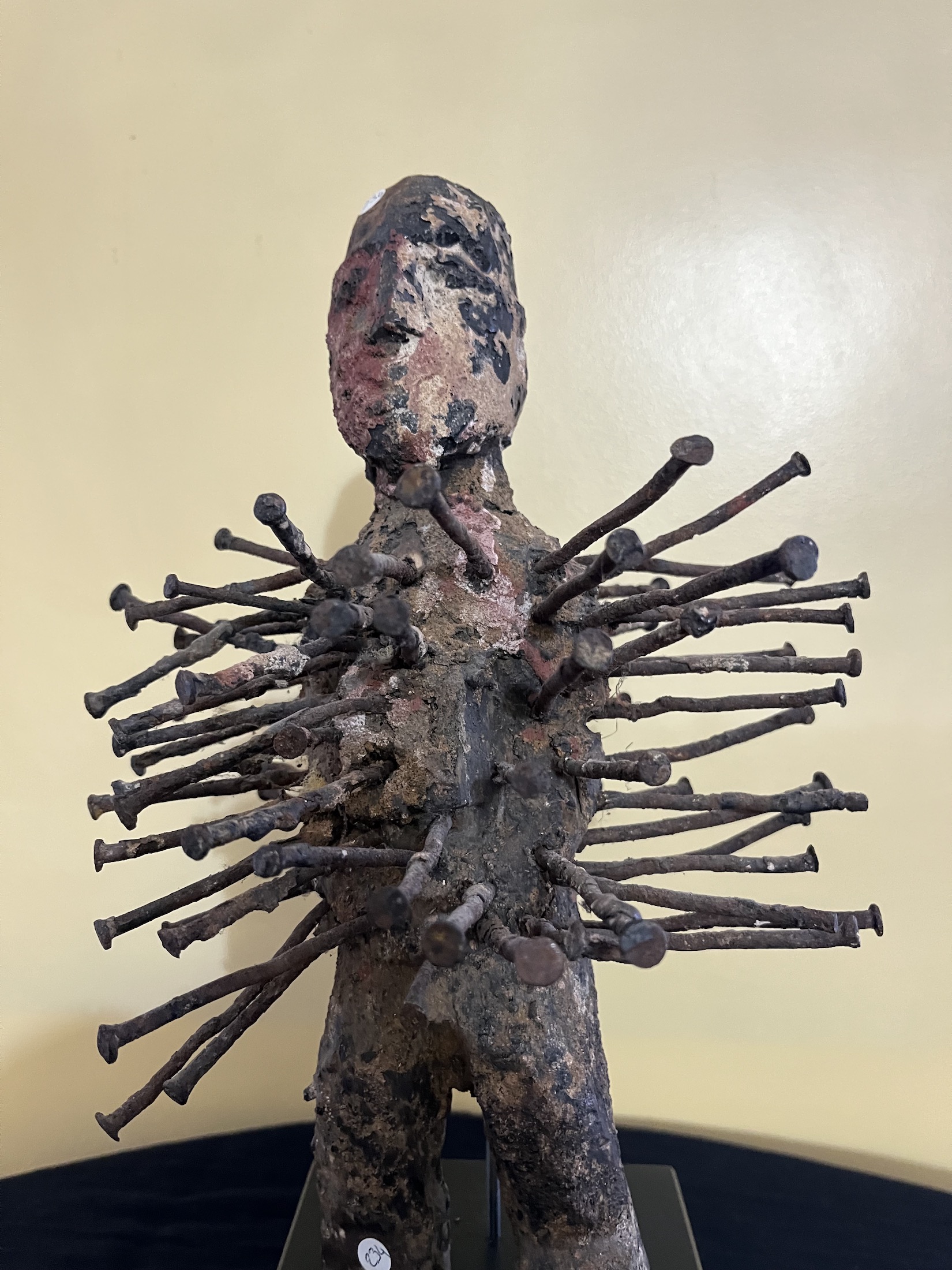 Photo 2 — Fétiche à clous — Toma, Guinée — Art tribal Africain