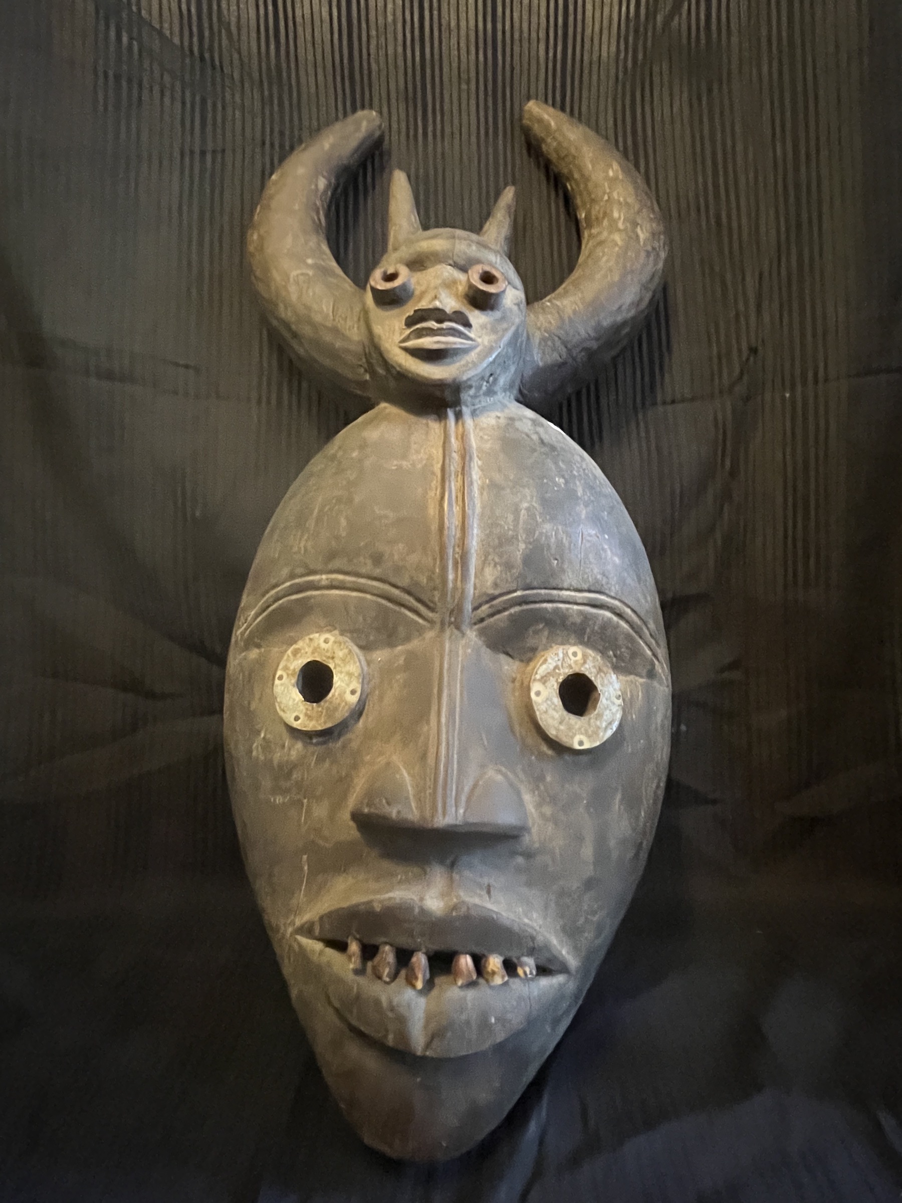 Photo 2 — Masque rituel anthropomorphe à cornes  — Dan, Côte d’Ivoire — Art tribal Africain