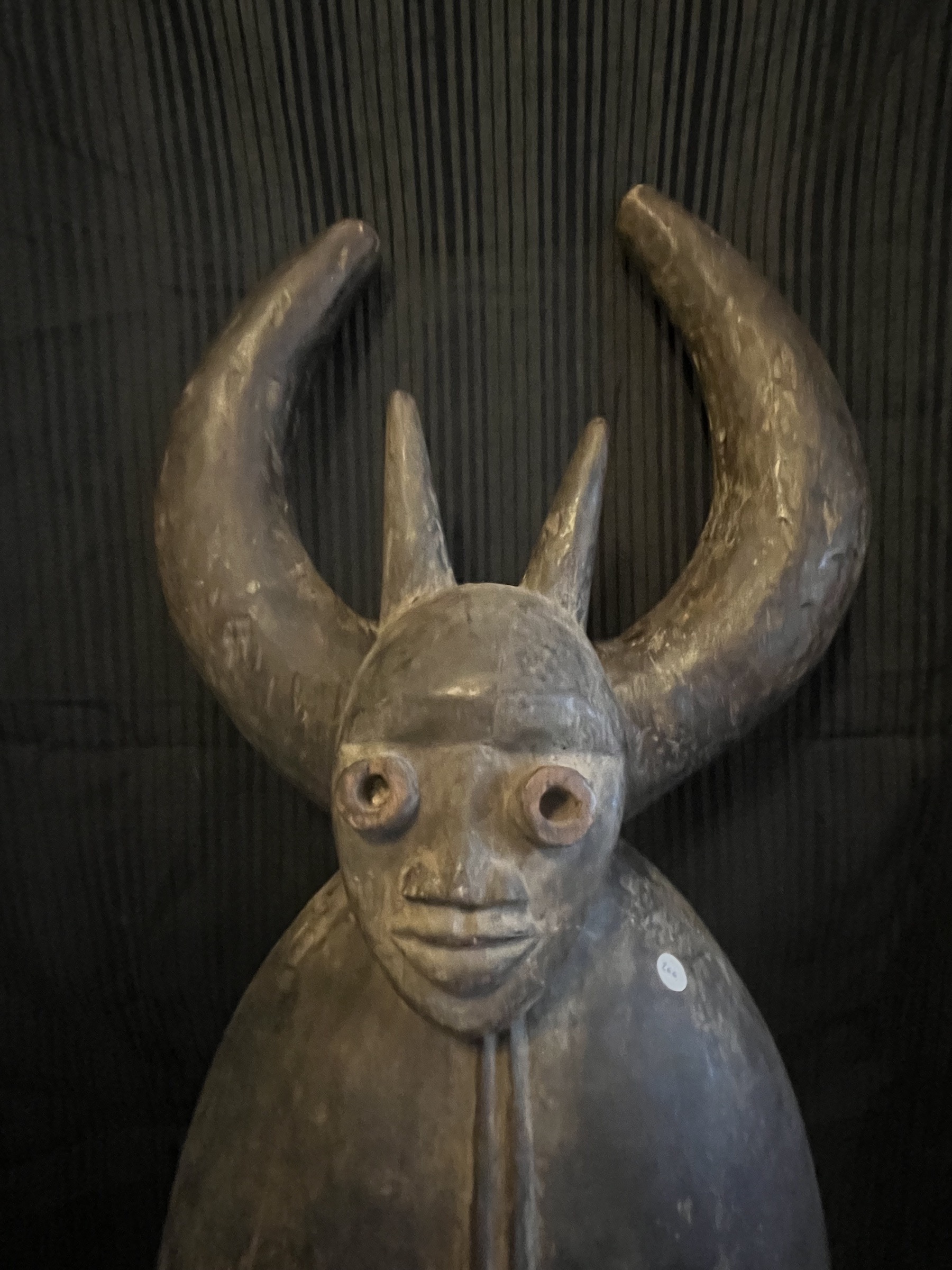 Photo 3 — Masque rituel anthropomorphe à cornes  — Dan, Côte d’Ivoire — Art tribal Africain