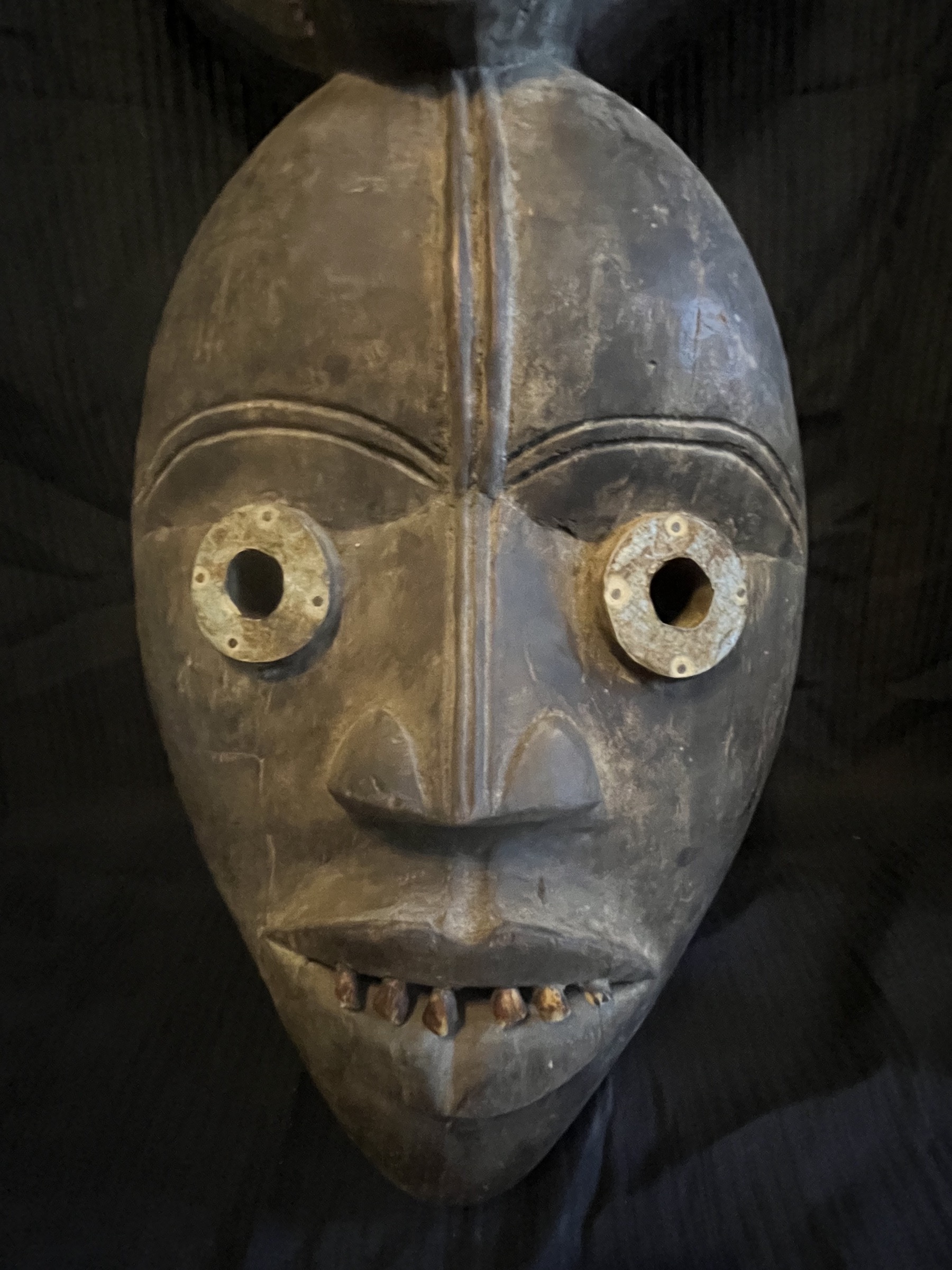 Photo 4 — Masque rituel anthropomorphe à cornes  — Dan, Côte d’Ivoire — Art tribal Africain