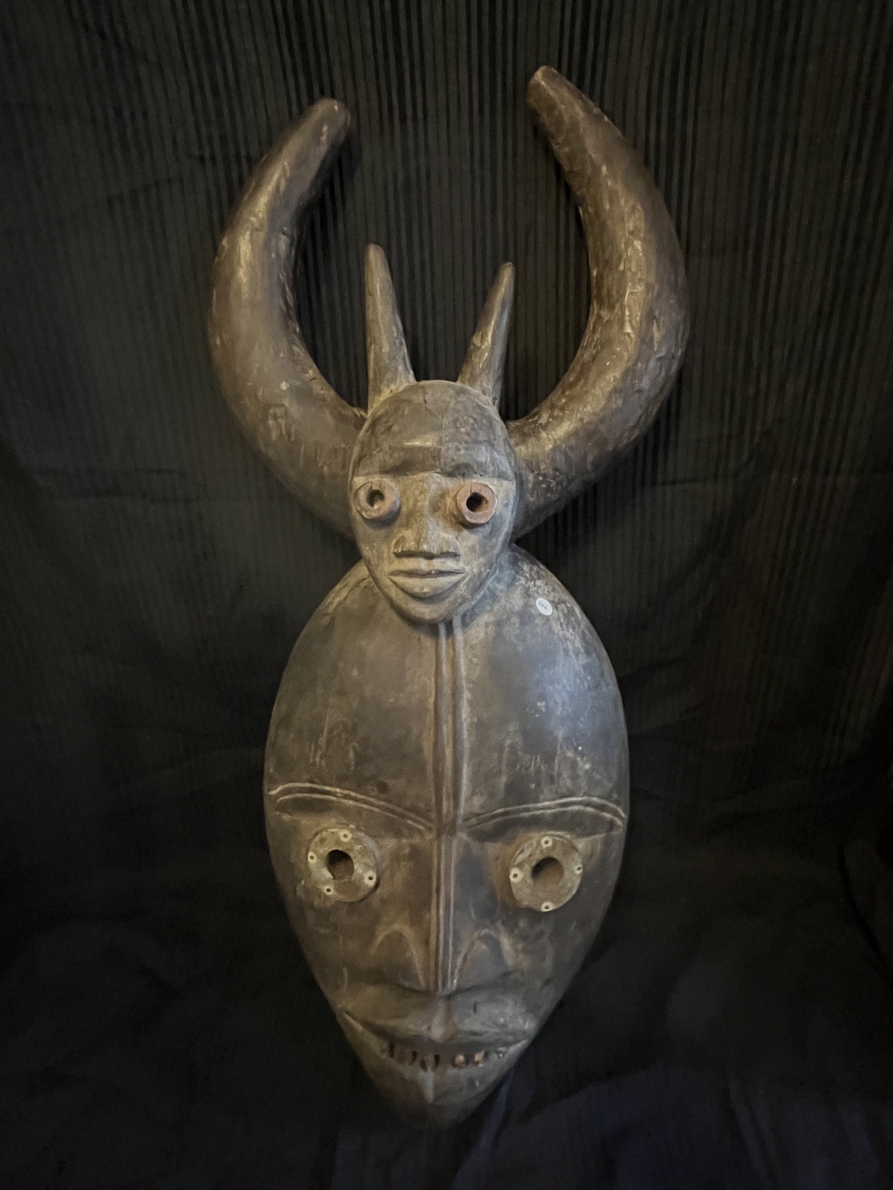 Photo 5 — Masque rituel anthropomorphe à cornes  — Dan, Côte d’Ivoire — Art tribal Africain