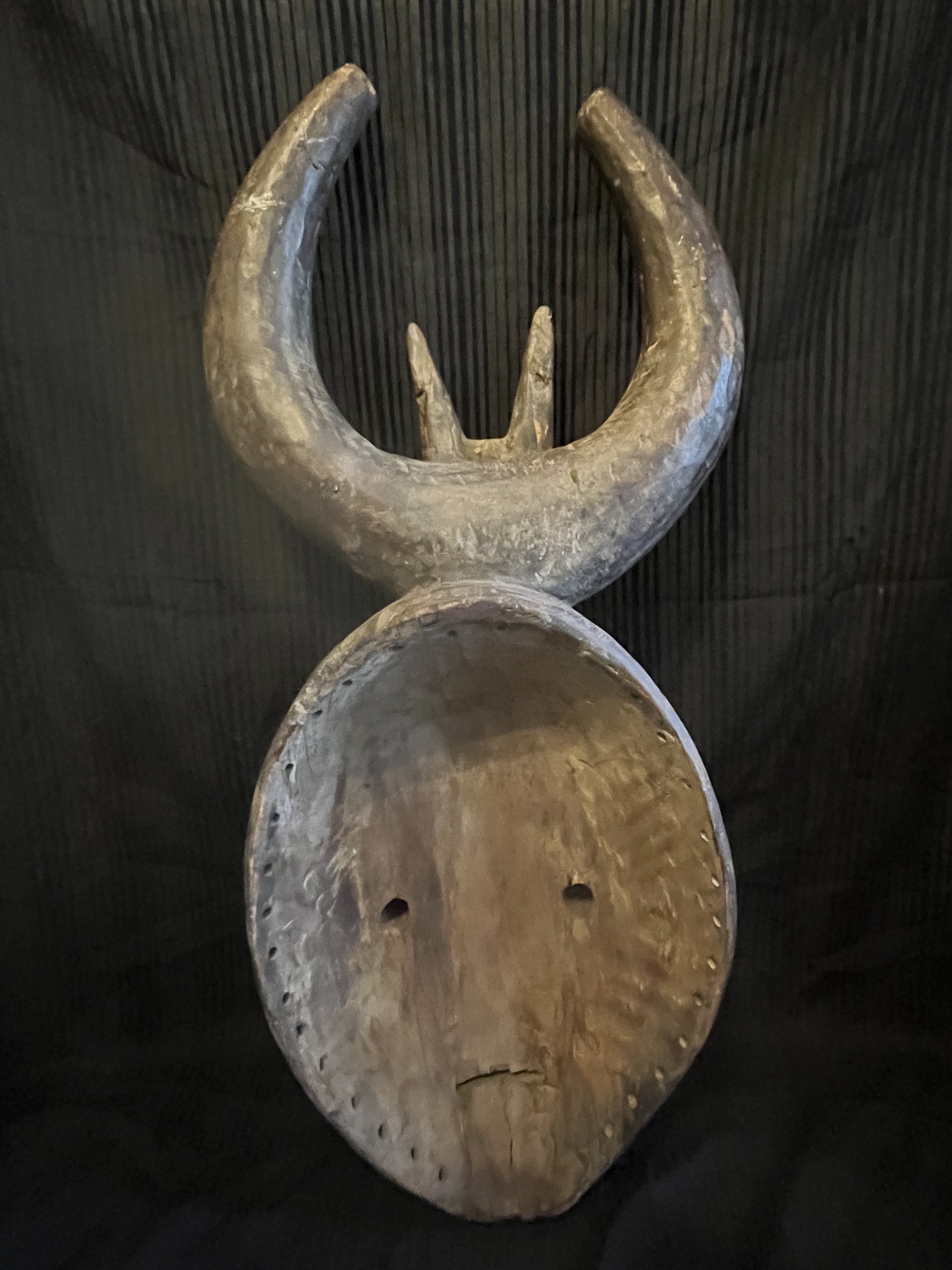 Photo 6 — Masque rituel anthropomorphe à cornes  — Dan, Côte d’Ivoire — Art tribal Africain
