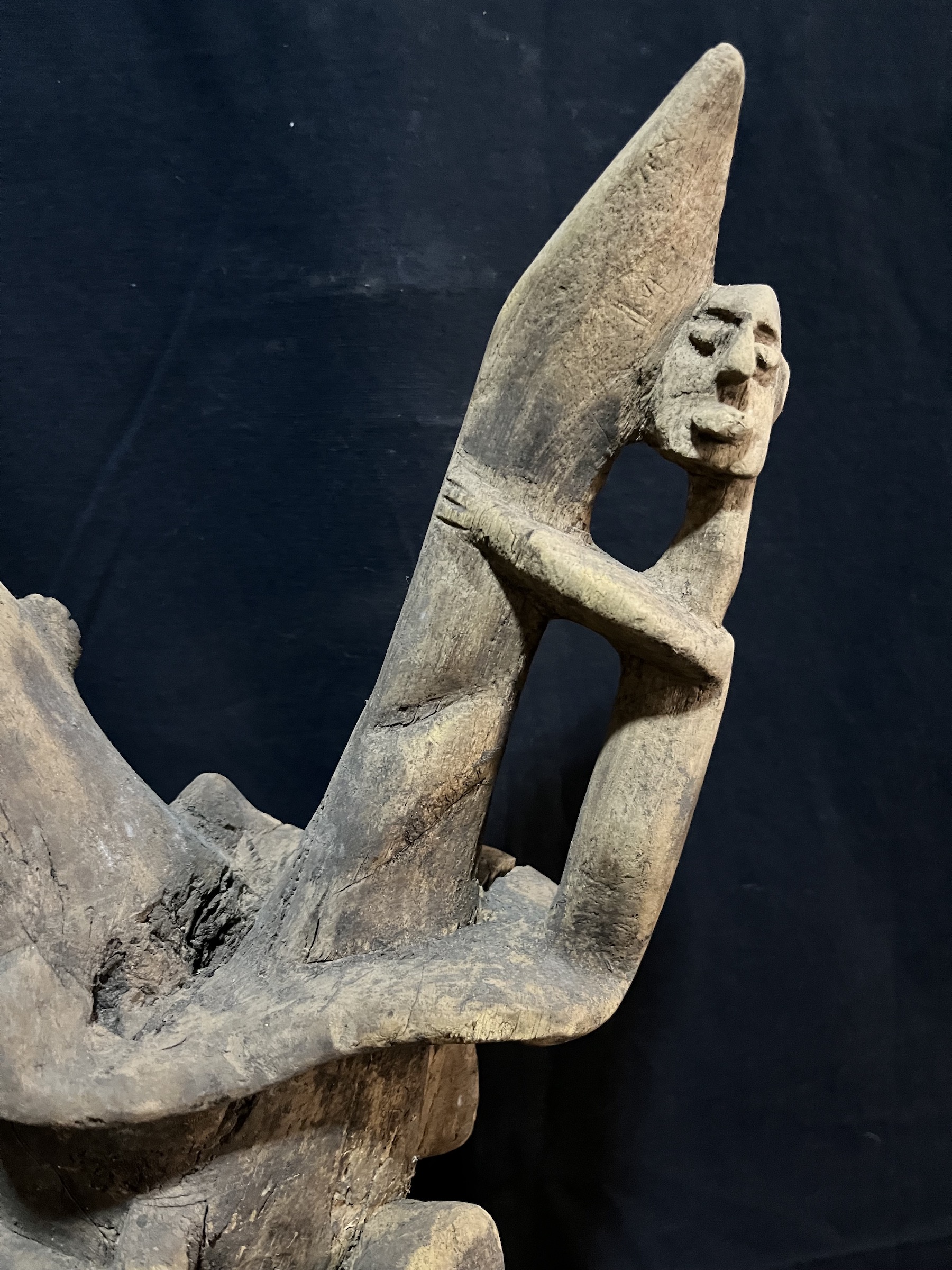 Photo 2 — Vente aux Enchères Exceptionnelle – Rare Sculpture Dogon Anthropomorphe  — Dogon, Mali — Art tribal Africain