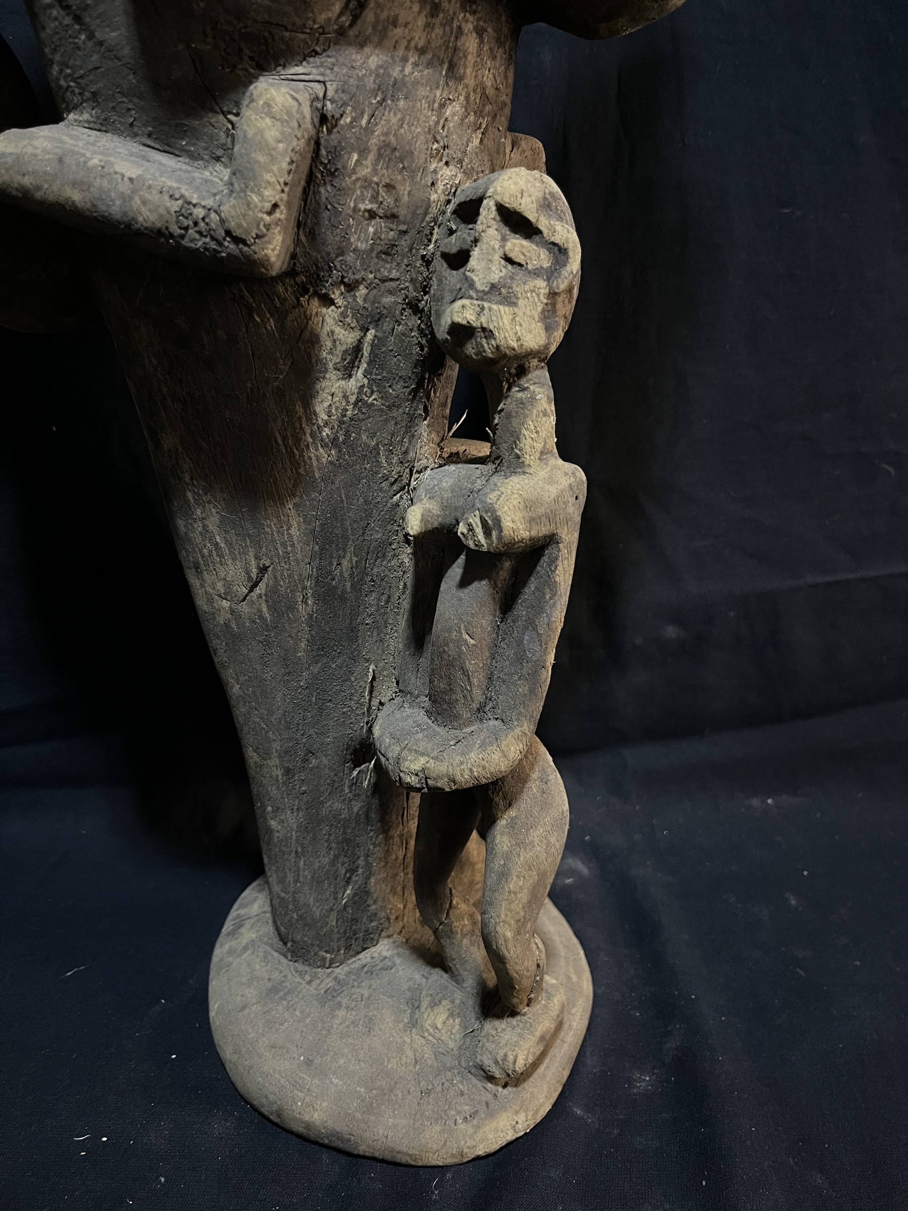 Photo 4 — Vente aux Enchères Exceptionnelle – Rare Sculpture Dogon Anthropomorphe  — Dogon, Mali — Art tribal Africain
