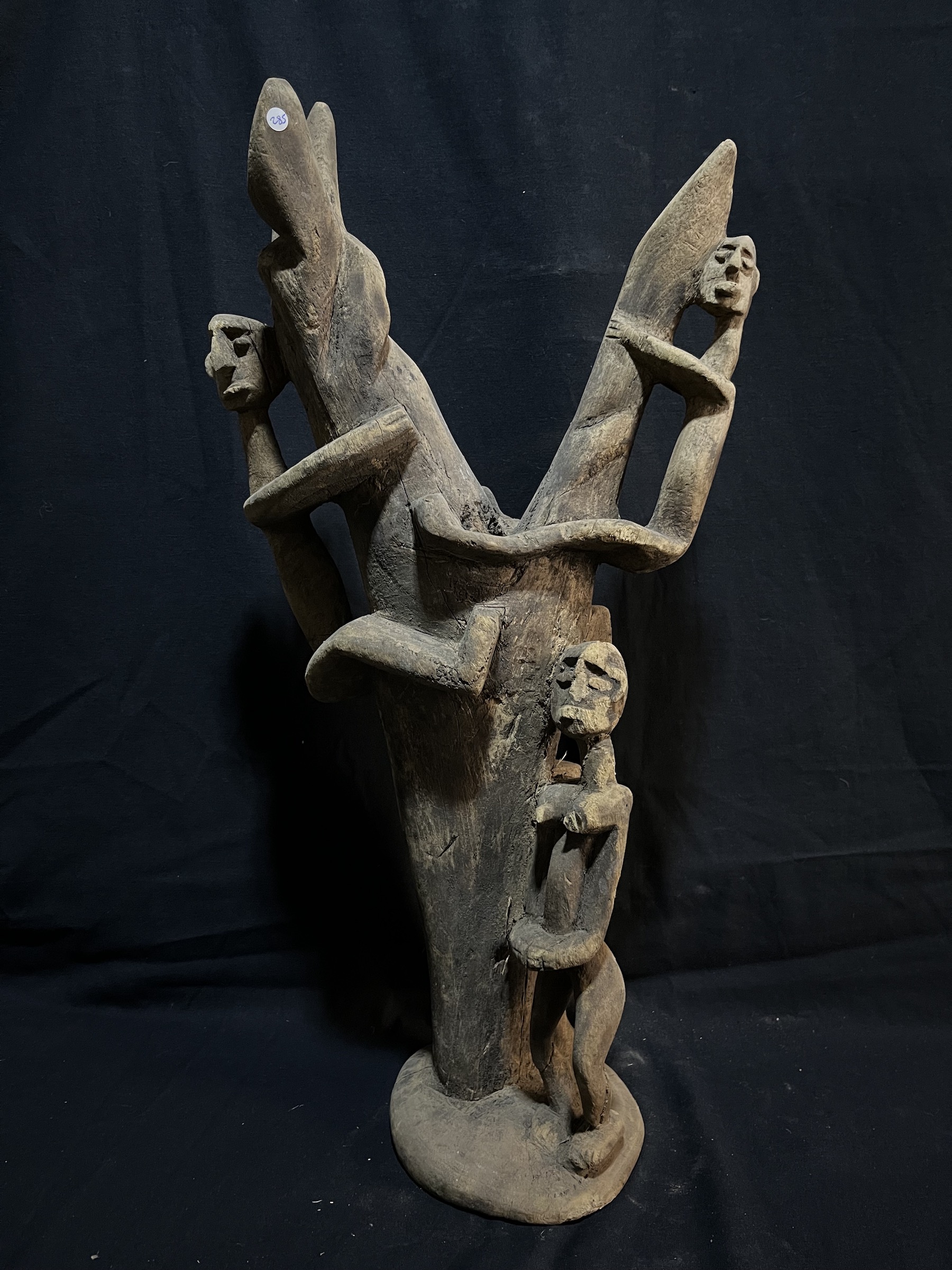 Photo 5 — Vente aux Enchères Exceptionnelle – Rare Sculpture Dogon Anthropomorphe  — Dogon, Mali — Art tribal Africain