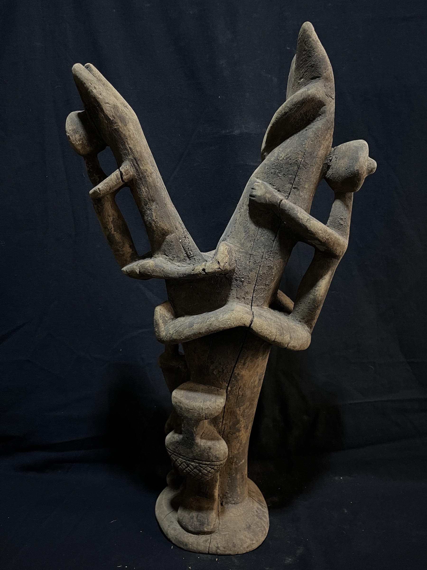 Photo 6 — Vente aux Enchères Exceptionnelle – Rare Sculpture Dogon Anthropomorphe  — Dogon, Mali — Art tribal Africain