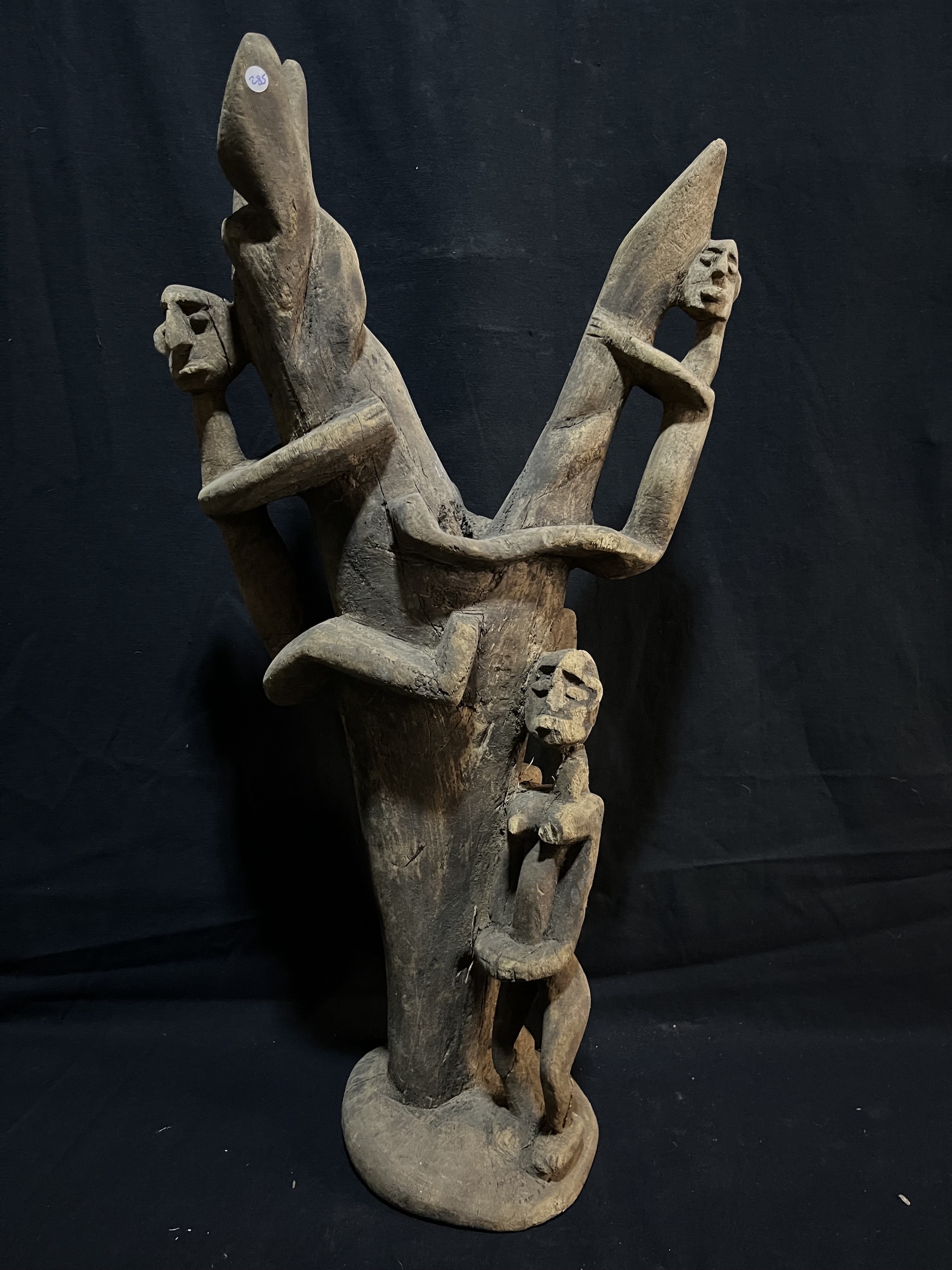 Photo 7 — Vente aux Enchères Exceptionnelle – Rare Sculpture Dogon Anthropomorphe  — Dogon, Mali — Art tribal Africain