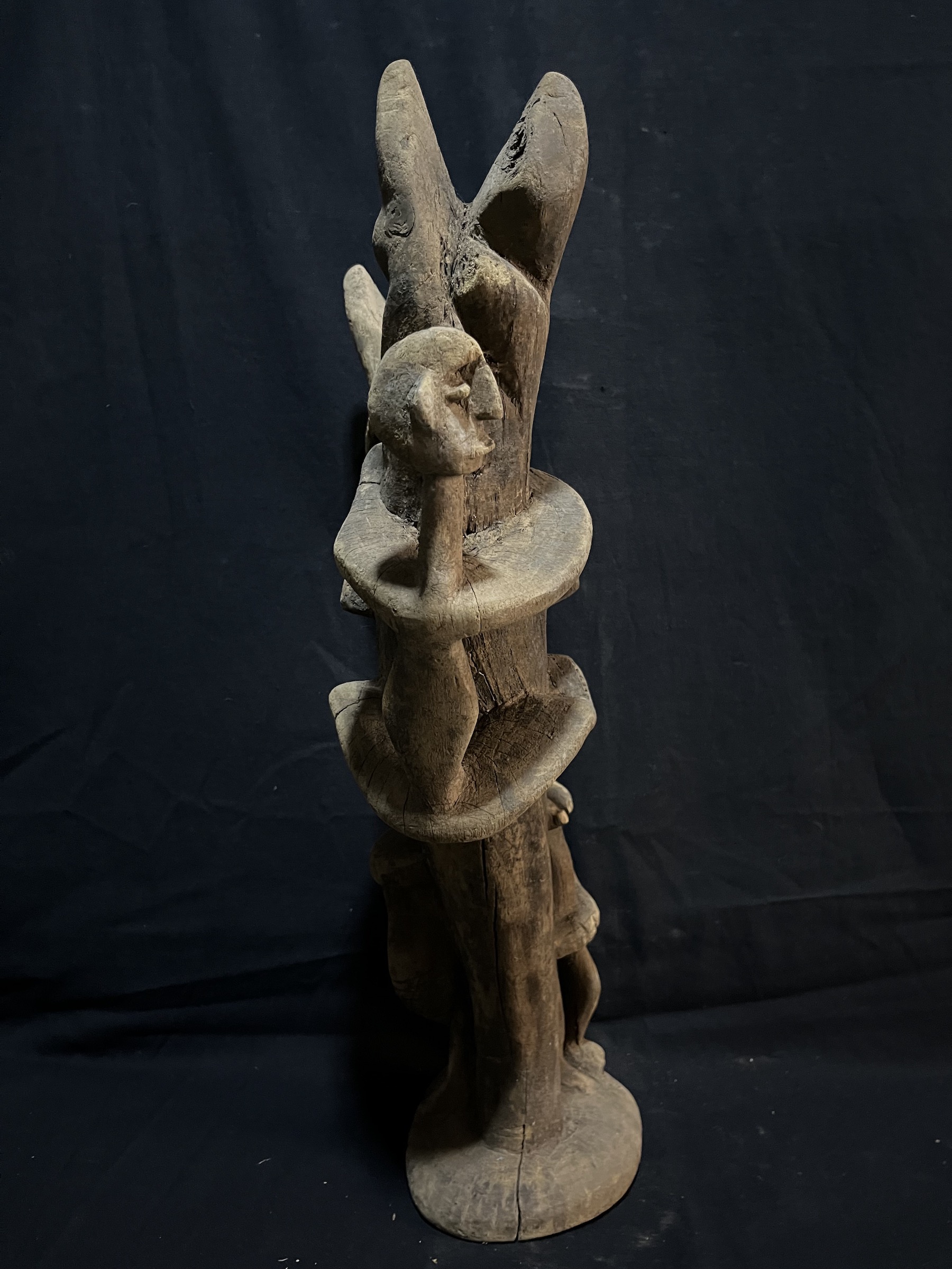 Photo 8 — Vente aux Enchères Exceptionnelle – Rare Sculpture Dogon Anthropomorphe  — Dogon, Mali — Art tribal Africain