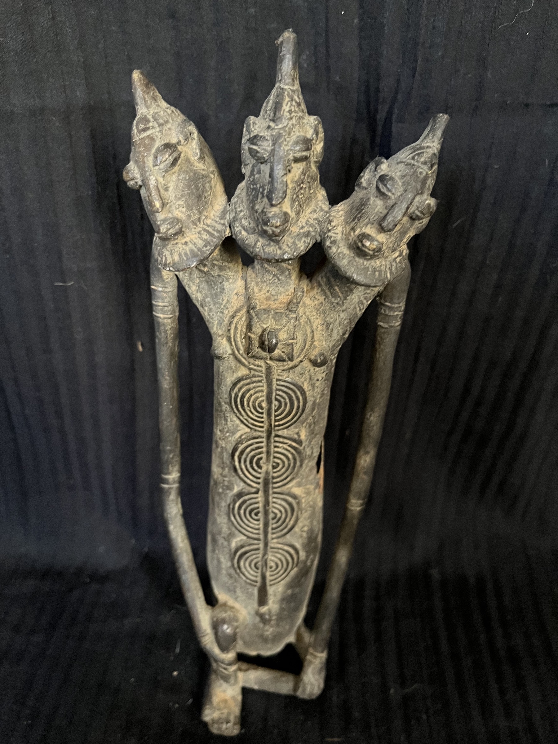 Statuette à 3 têtes. Non définie  par Tof — ,  — Art tribal Africain