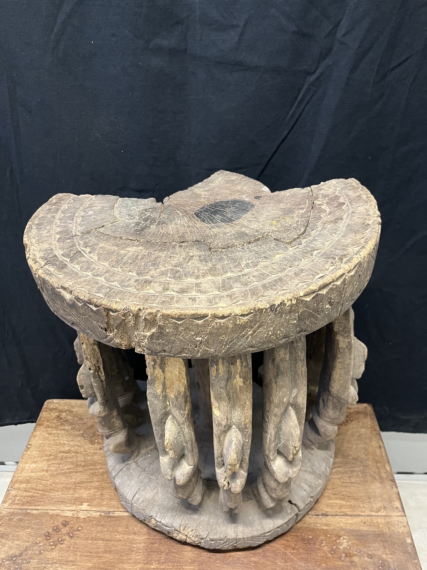 Tabouret traditionnel – Figures anthropomorphes aux bras levés  — Dogon, Mali — Art tribal Africain