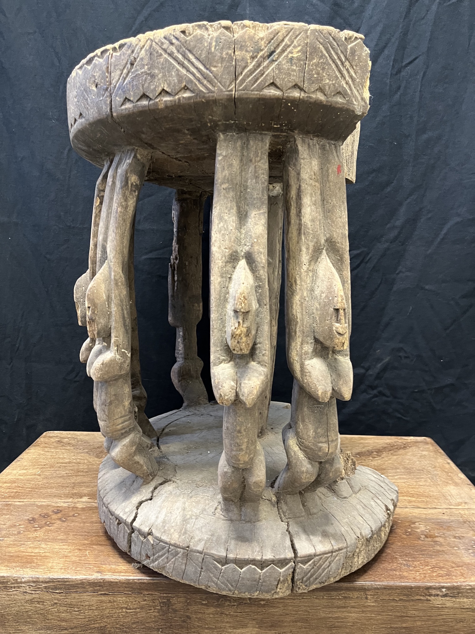 Photo 2 — Tabouret traditionnel – Figures anthropomorphes aux bras levés  — Dogon, Mali — Art tribal Africain