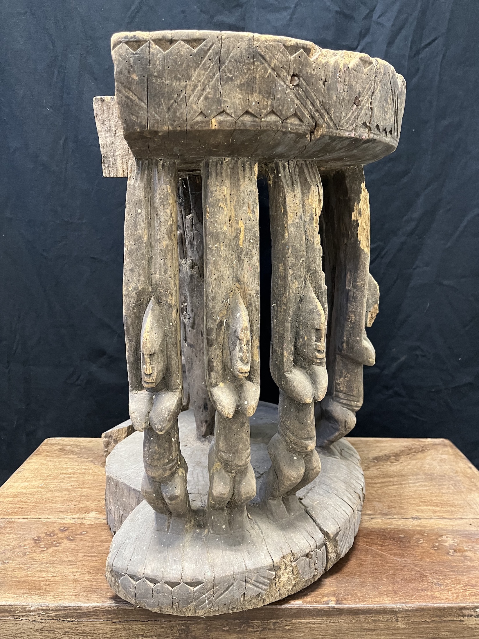 Photo 3 — Tabouret traditionnel – Figures anthropomorphes aux bras levés  — Dogon, Mali — Art tribal Africain