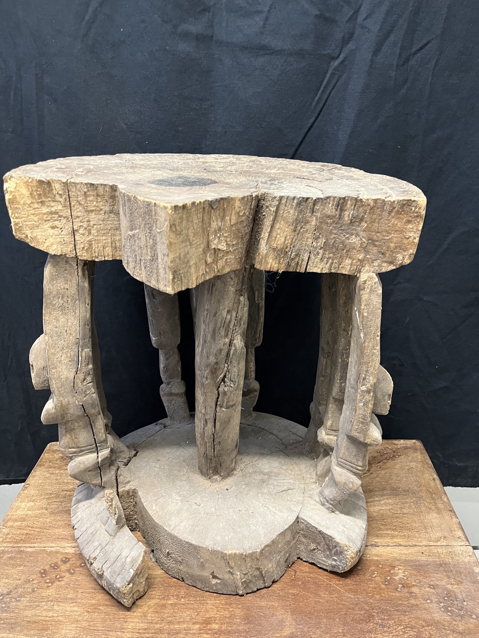 Photo 4 — Tabouret traditionnel – Figures anthropomorphes aux bras levés  — Dogon, Mali — Art tribal Africain