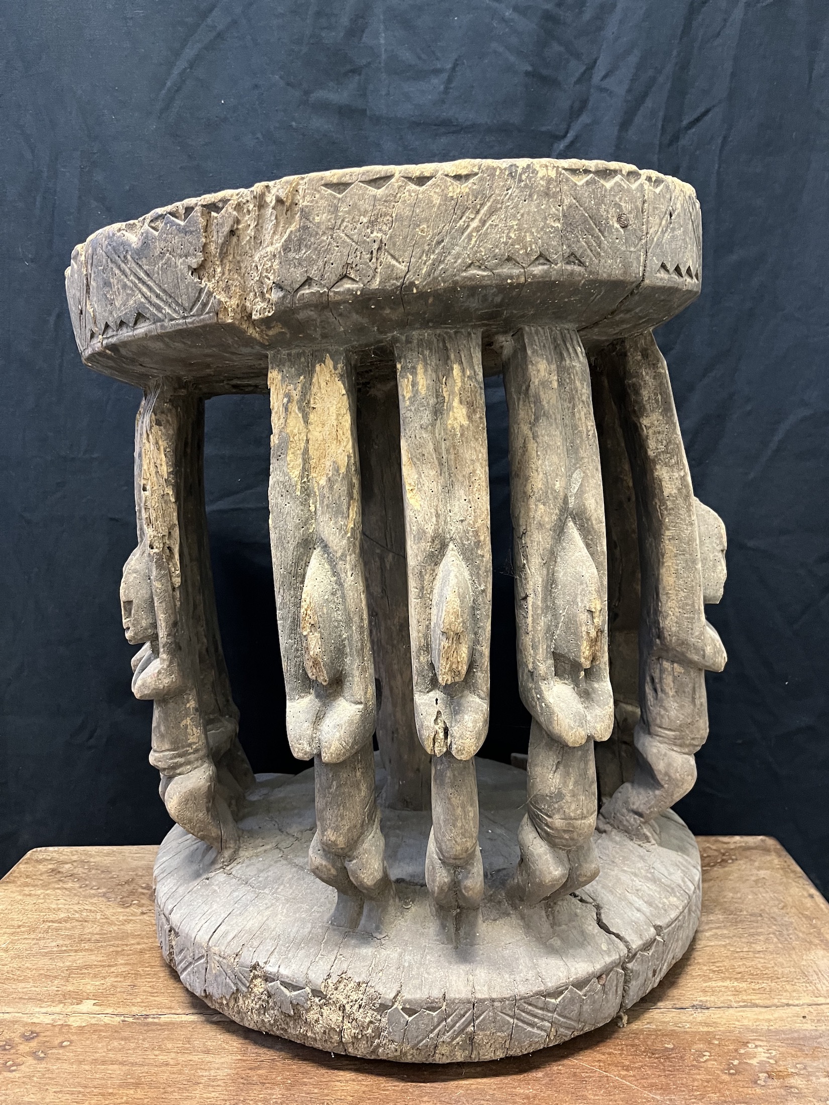Photo 5 — Tabouret traditionnel – Figures anthropomorphes aux bras levés  — Dogon, Mali — Art tribal Africain