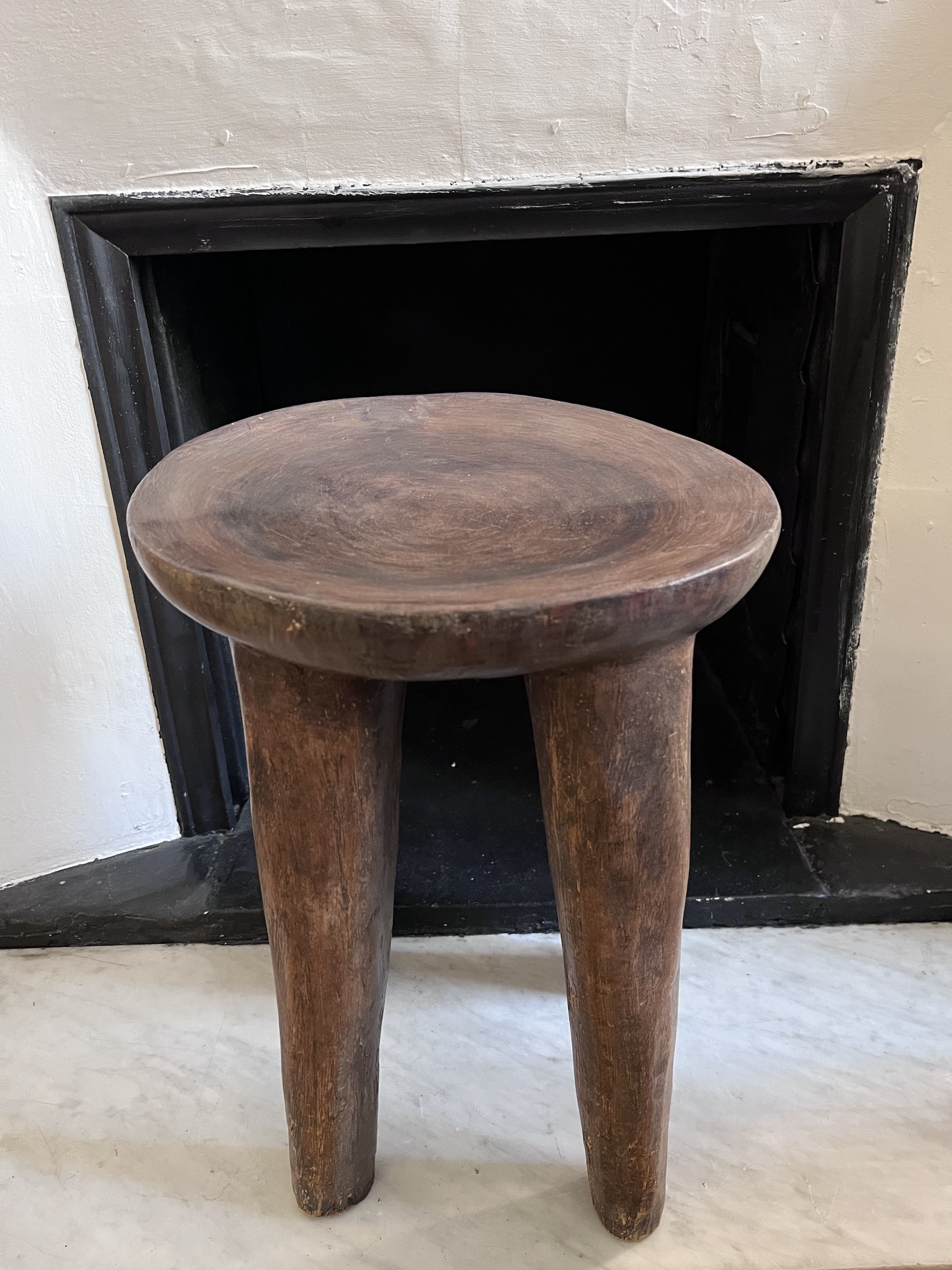 Tabouret traditionnel à quatre pieds — Peulh, Mali — Art tribal Africain