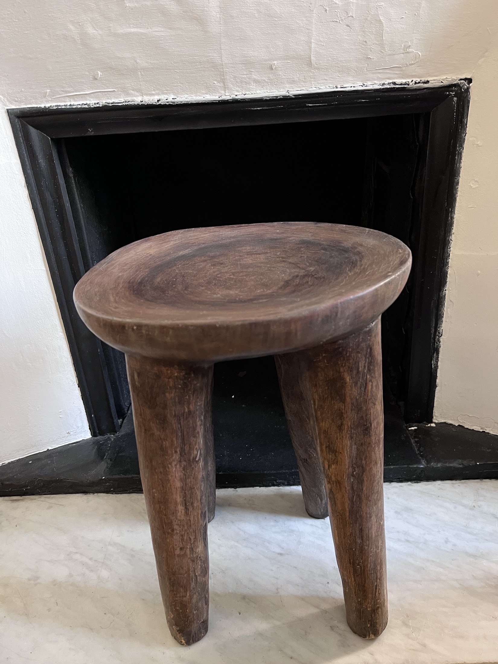 Photo 2 — Tabouret traditionnel à quatre pieds — Peulh, Mali — Art tribal Africain