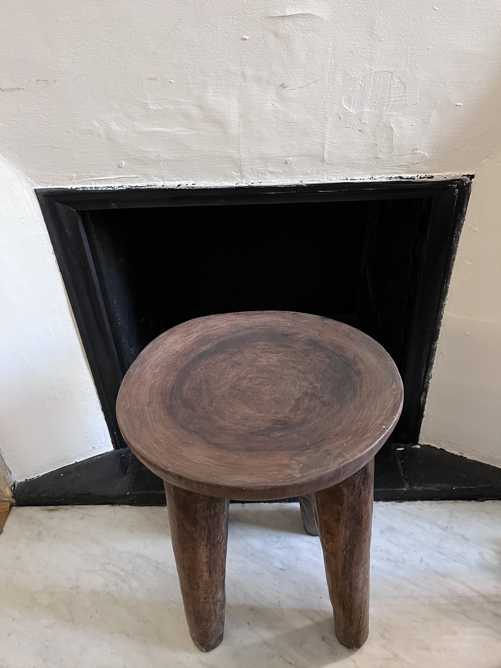 Photo 3 — Tabouret traditionnel à quatre pieds — Peulh, Mali — Art tribal Africain