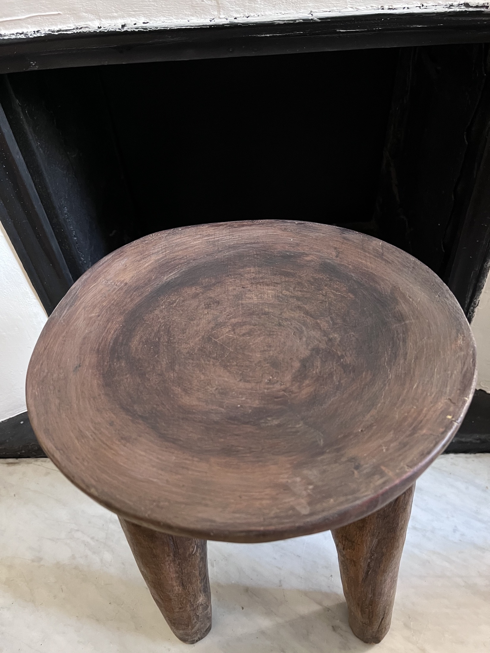 Photo 4 — Tabouret traditionnel à quatre pieds — Peulh, Mali — Art tribal Africain
