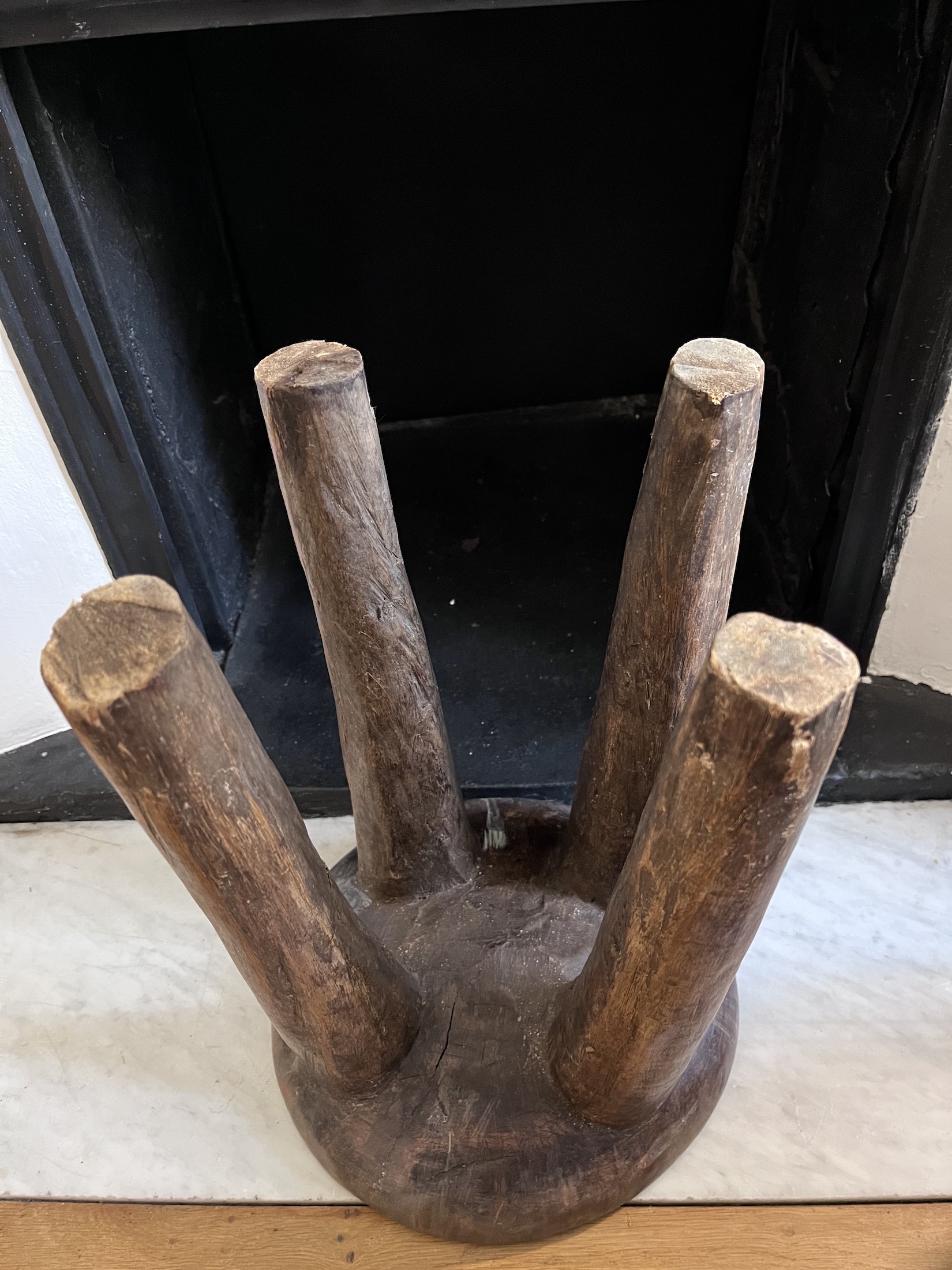 Photo 5 — Tabouret traditionnel à quatre pieds — Peulh, Mali — Art tribal Africain