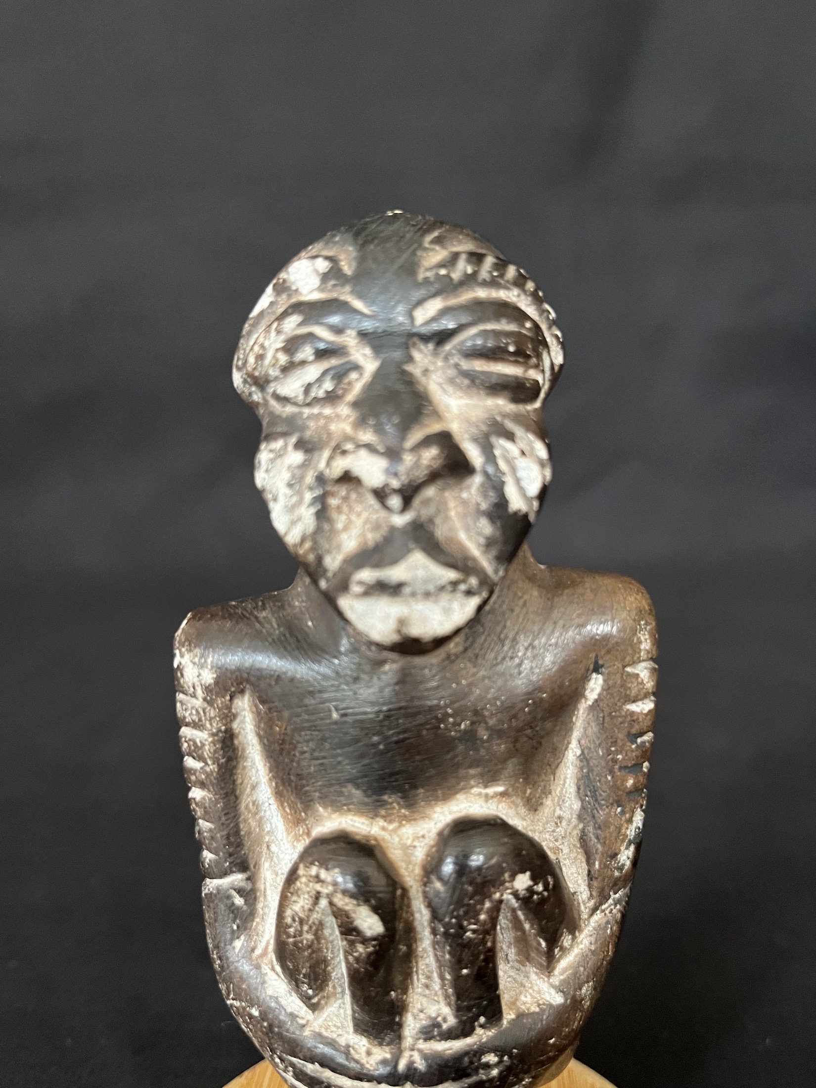 Photo 3 — Homme agenouillé — Kissi, Sierra Leone — Art tribal Africain