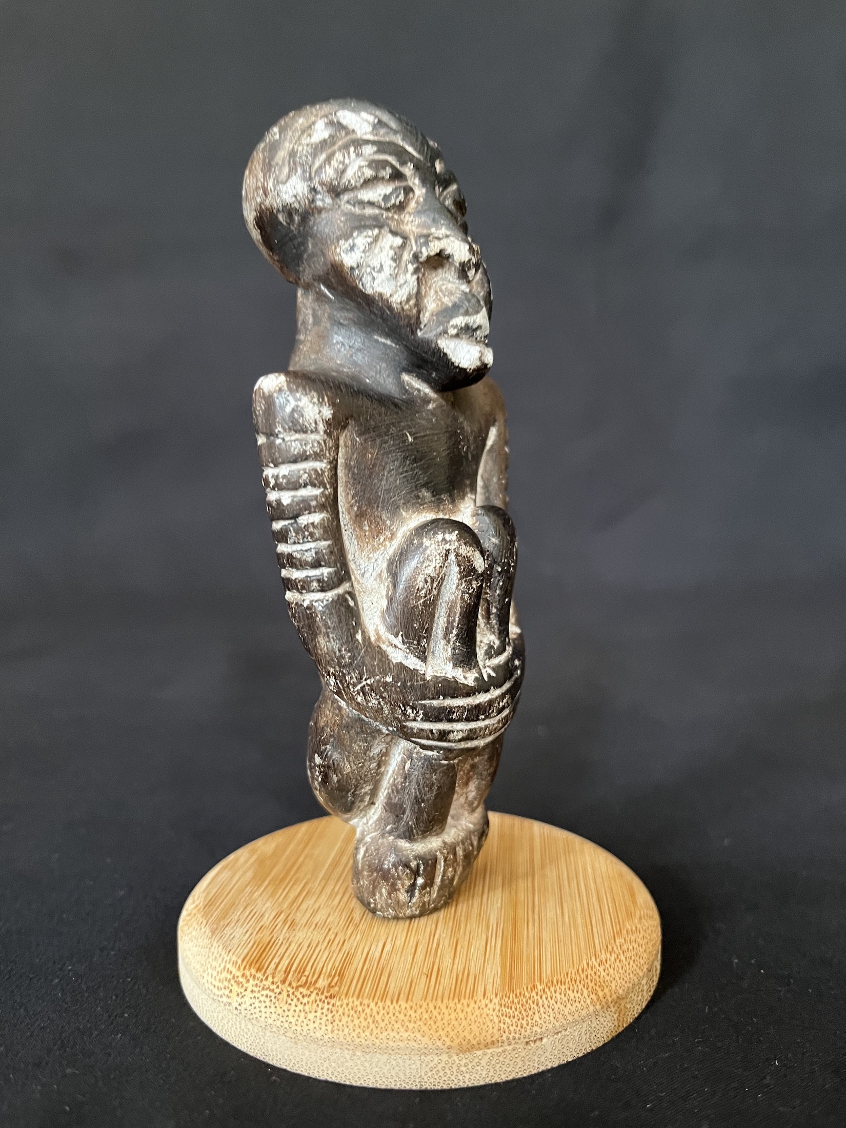 Photo 4 — Homme agenouillé — Kissi, Sierra Leone — Art tribal Africain
