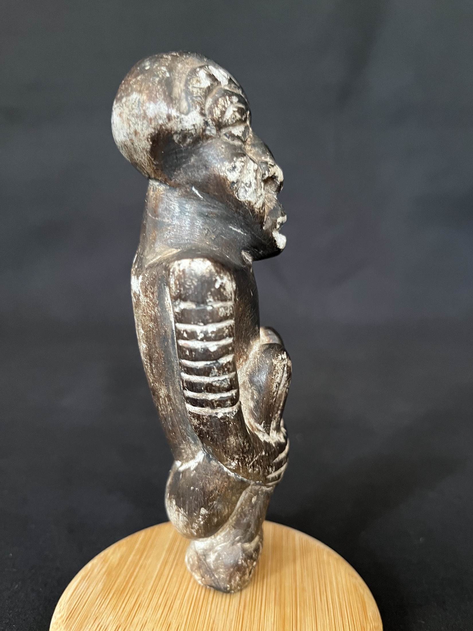 Photo 5 — Homme agenouillé — Kissi, Sierra Leone — Art tribal Africain