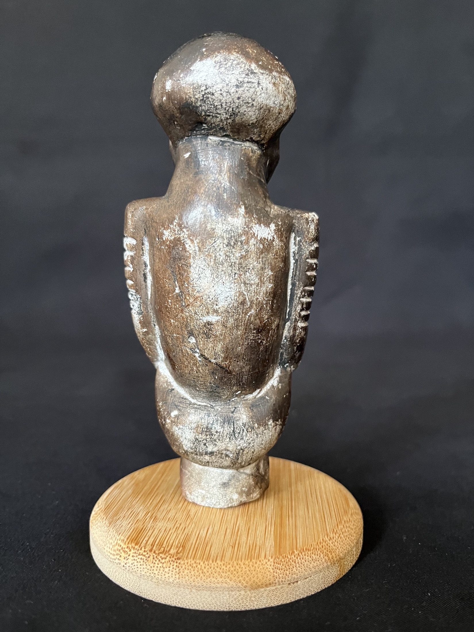 Photo 6 — Homme agenouillé — Kissi, Sierra Leone — Art tribal Africain