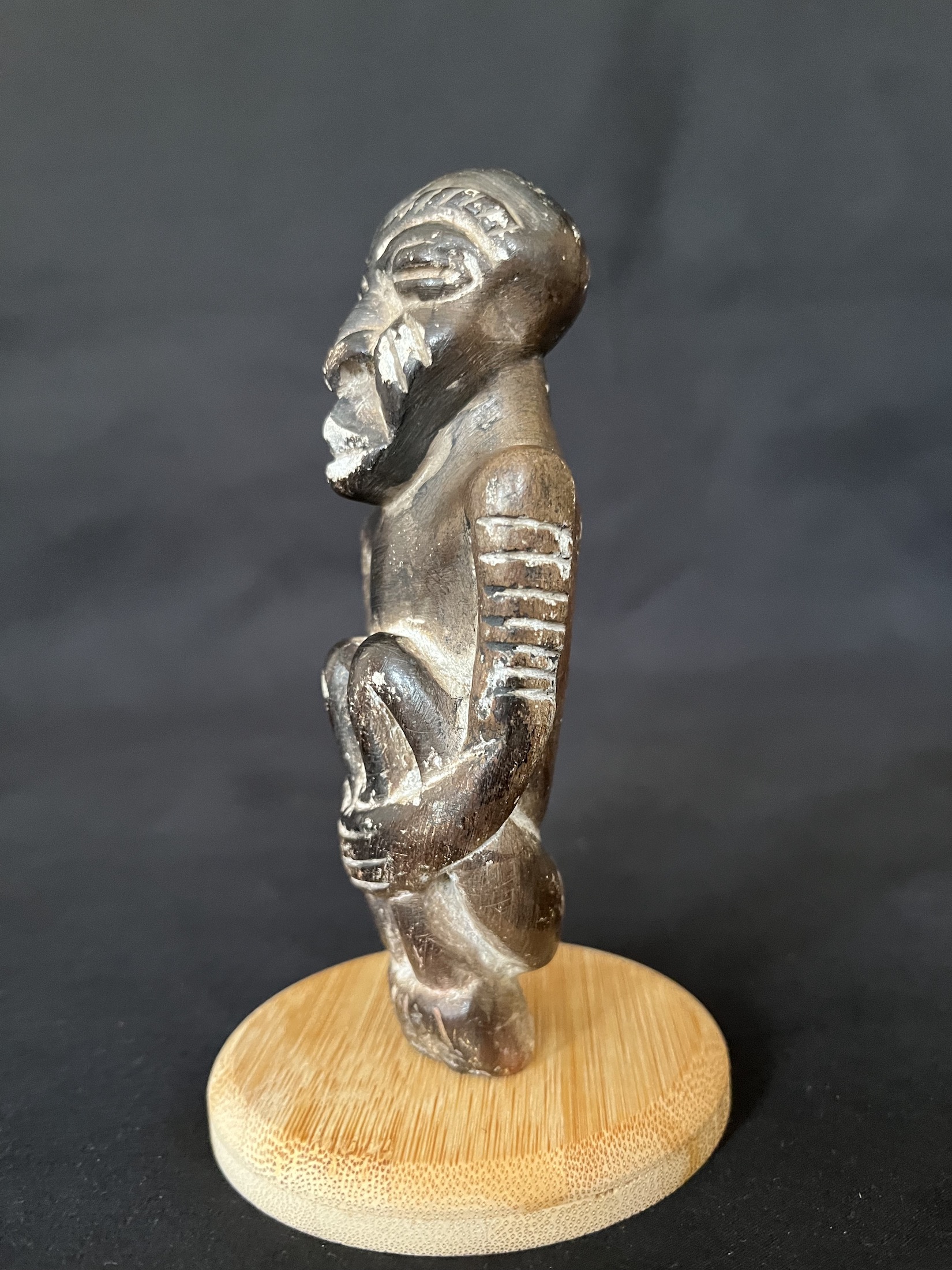 Photo 7 — Homme agenouillé — Kissi, Sierra Leone — Art tribal Africain