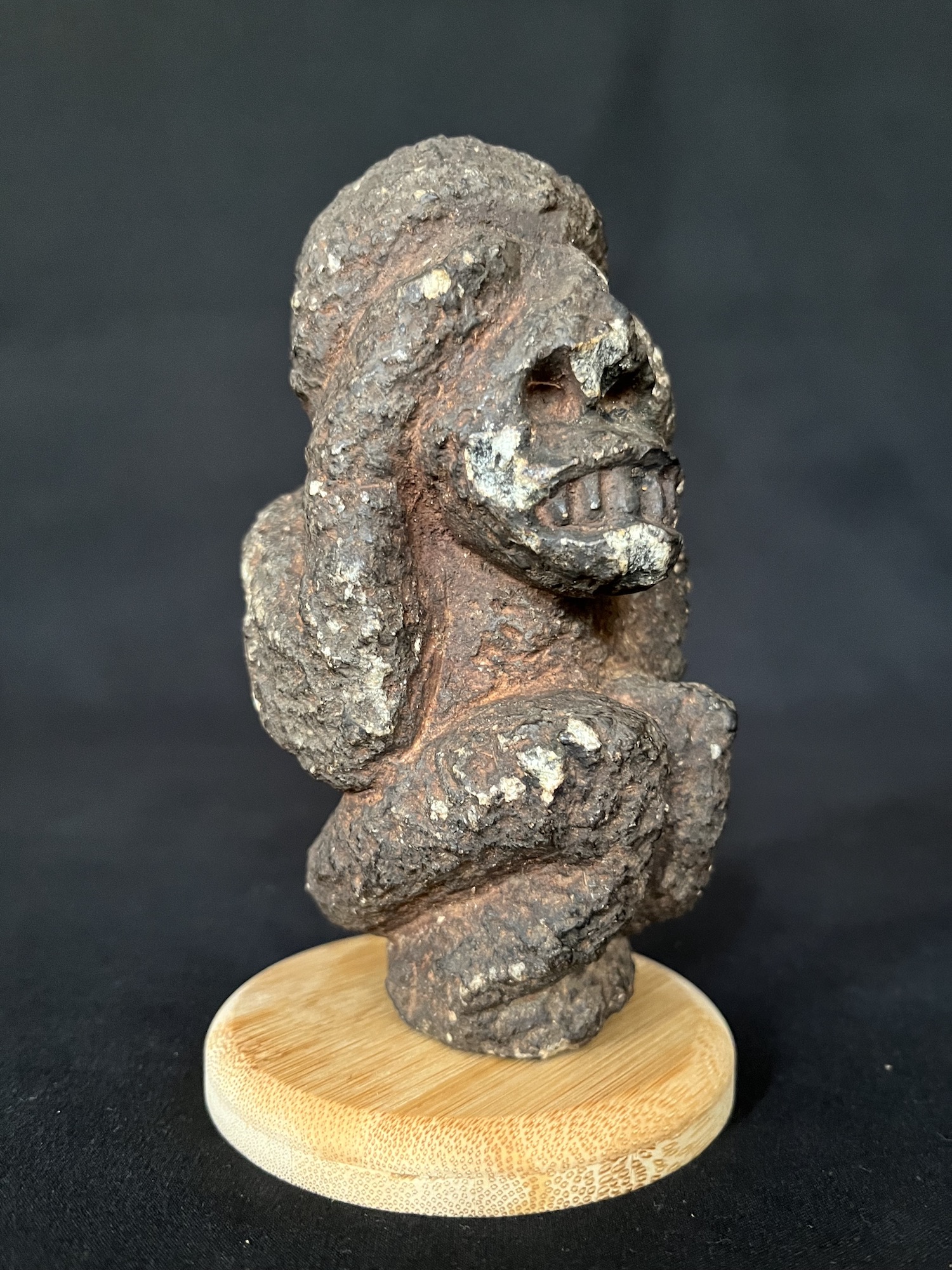 Homme se cachant le yeux — Kissi, Sierra Leone — Art tribal Africain