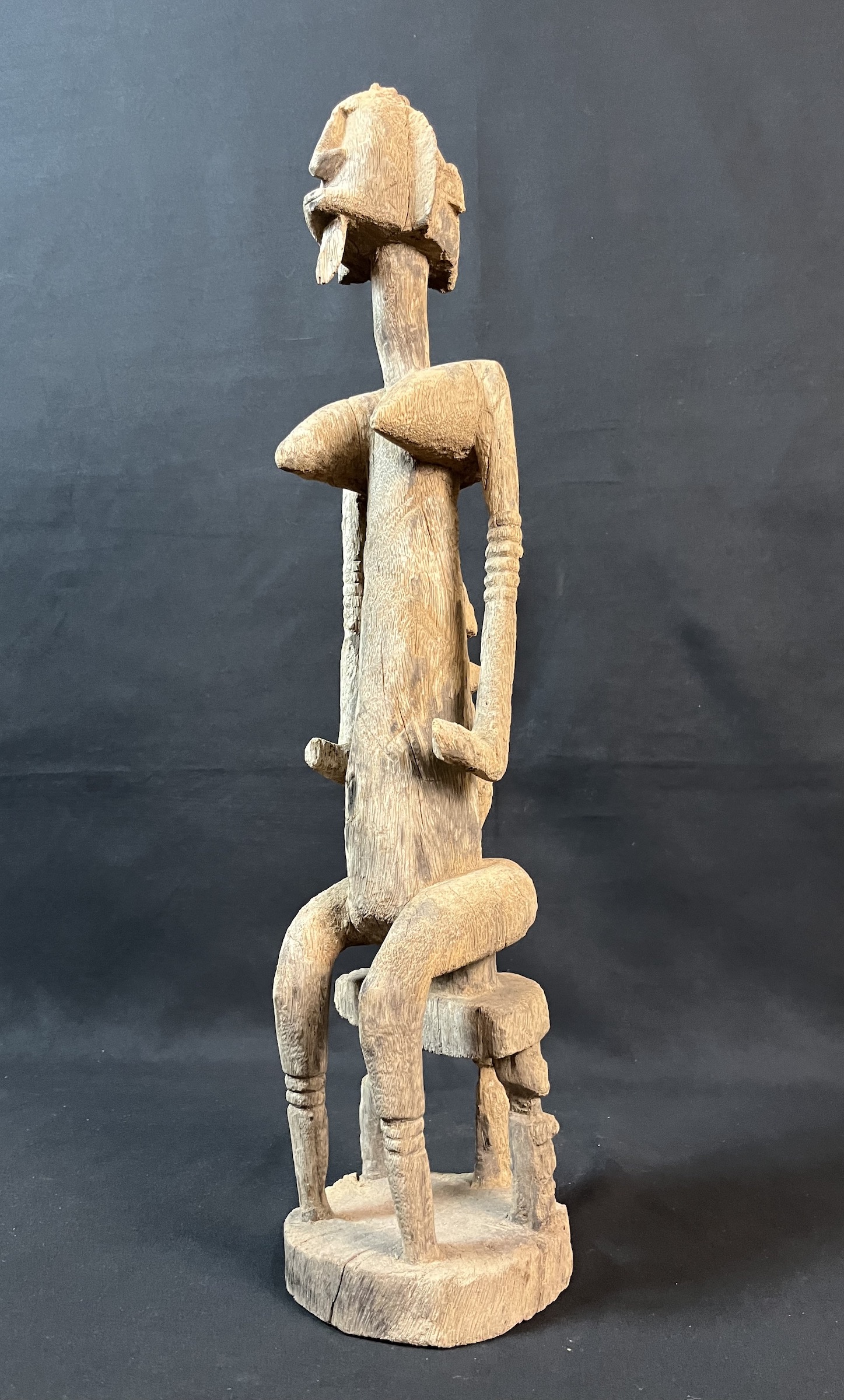 Statue anthropomorphe, Femme avec enfant sur le dos — Dogon, Mali — Art tribal Africain
